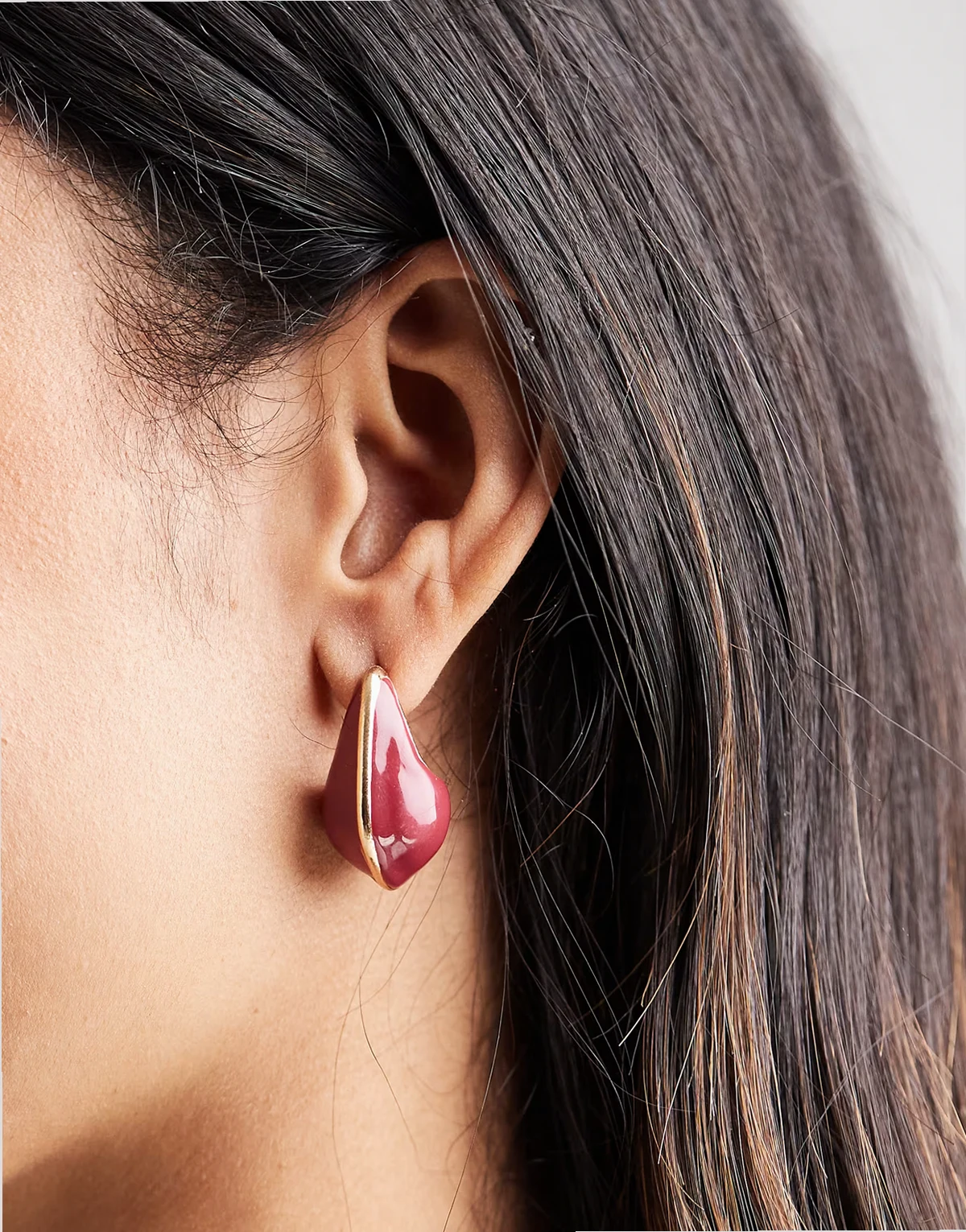 – Bordowe zaokrąglone kolczyki z emaliowanego metalu