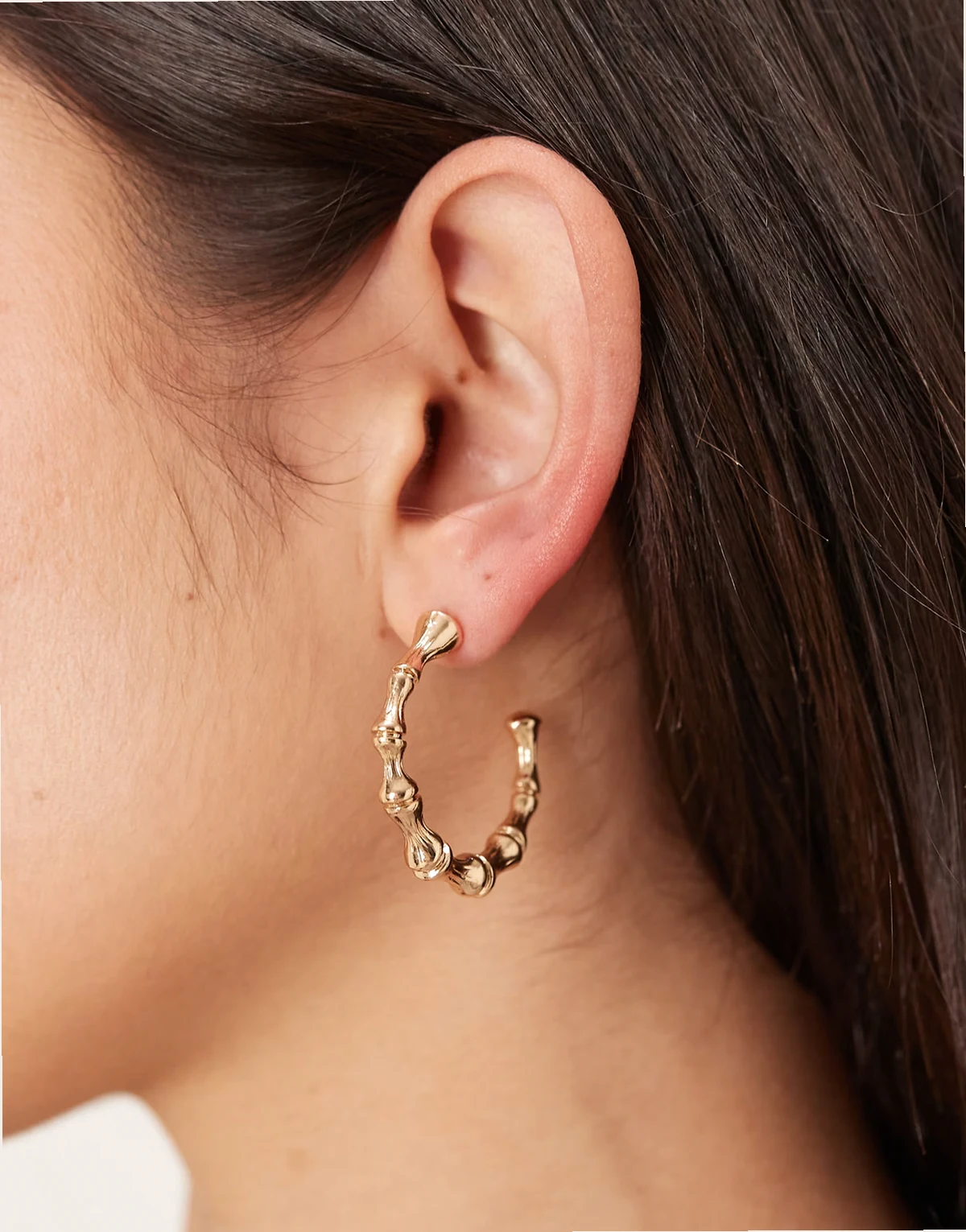 – Duże kolczyki-koła imitujące bambus w złotym kolorze