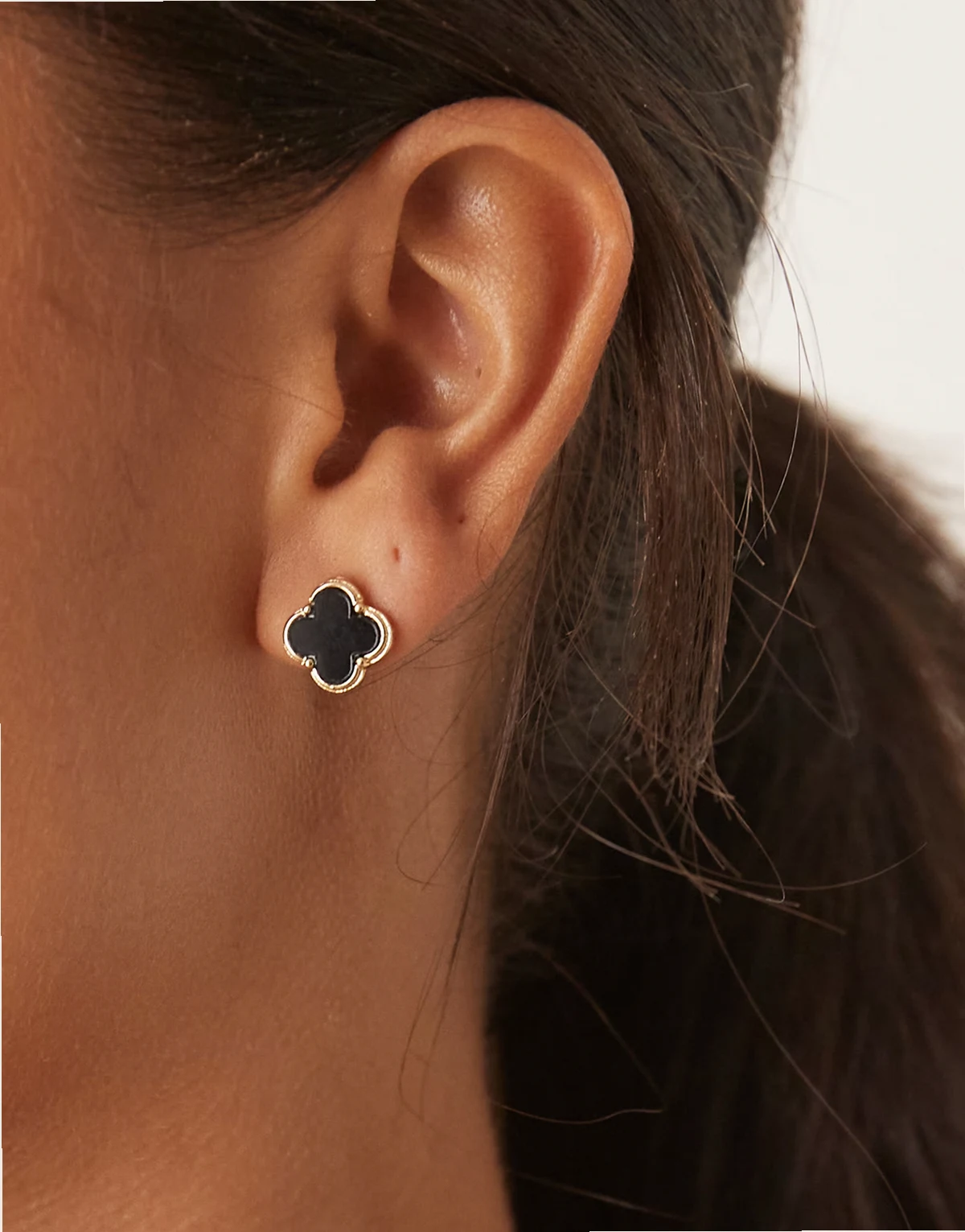 clover stud earrings in black and gold tone