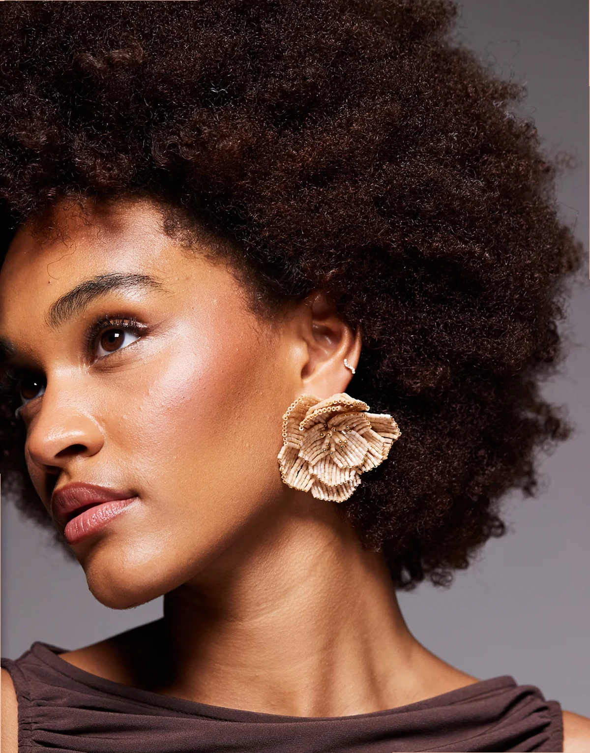 – Fleurish – Duże kolczyki w kształcie kwiatków z koralików w kolorze złota