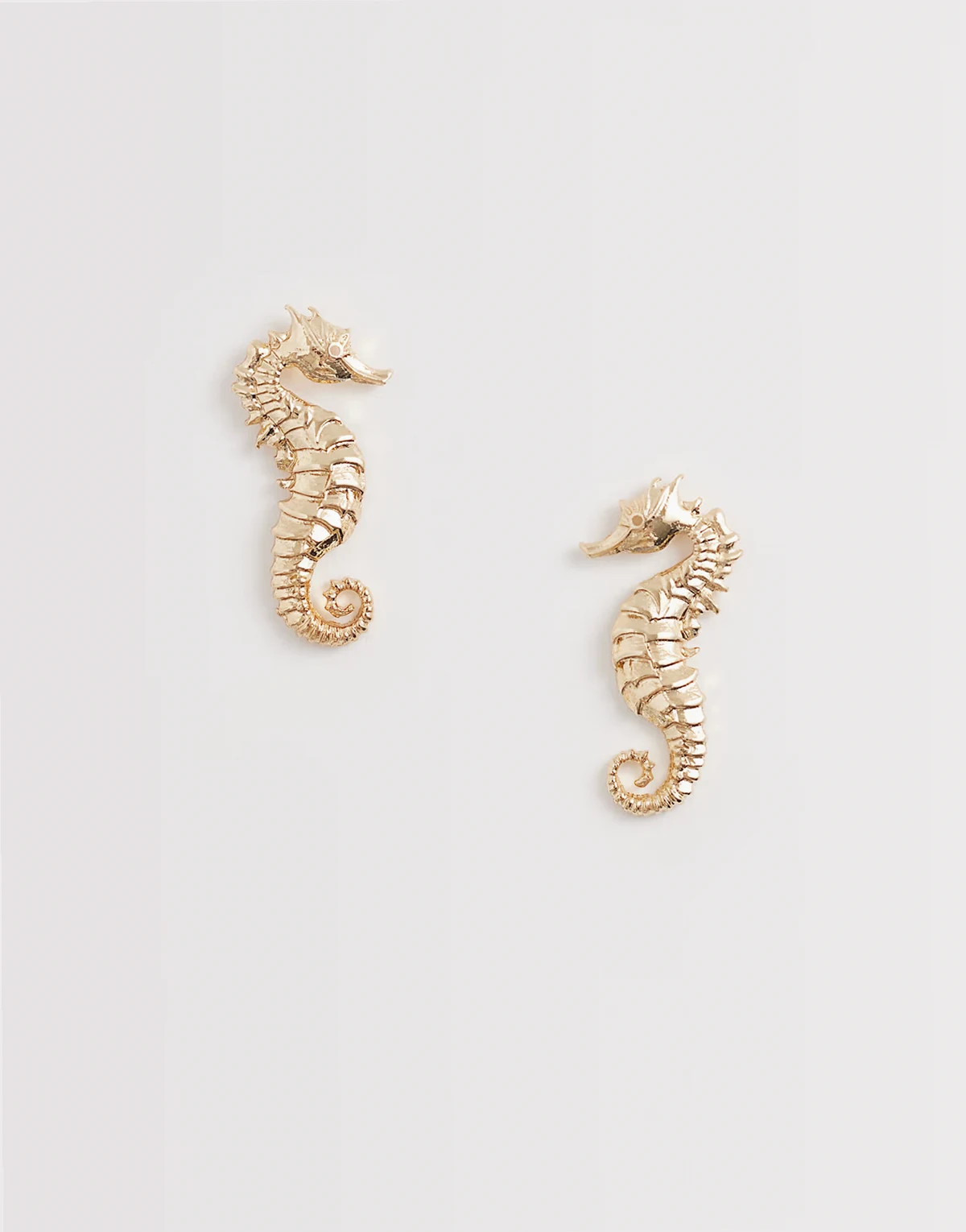 – Kolczyki-wkrętki w kształcie konika morskiego w kolorze złota