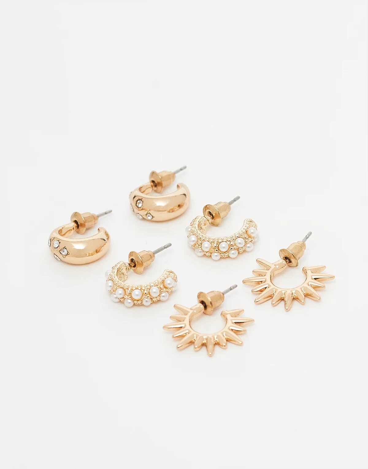 – Zestaw 3 par małych kolczyków-kół w kolorze złota z zawieszkami z perełkami i motywem gwiazd