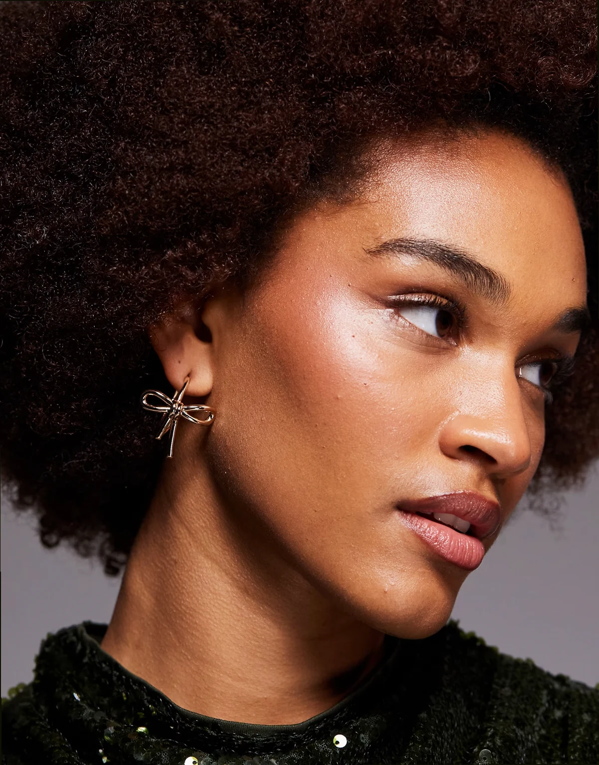 – Daniiella – Kolczyki-koła z kokardką w kolorze złota