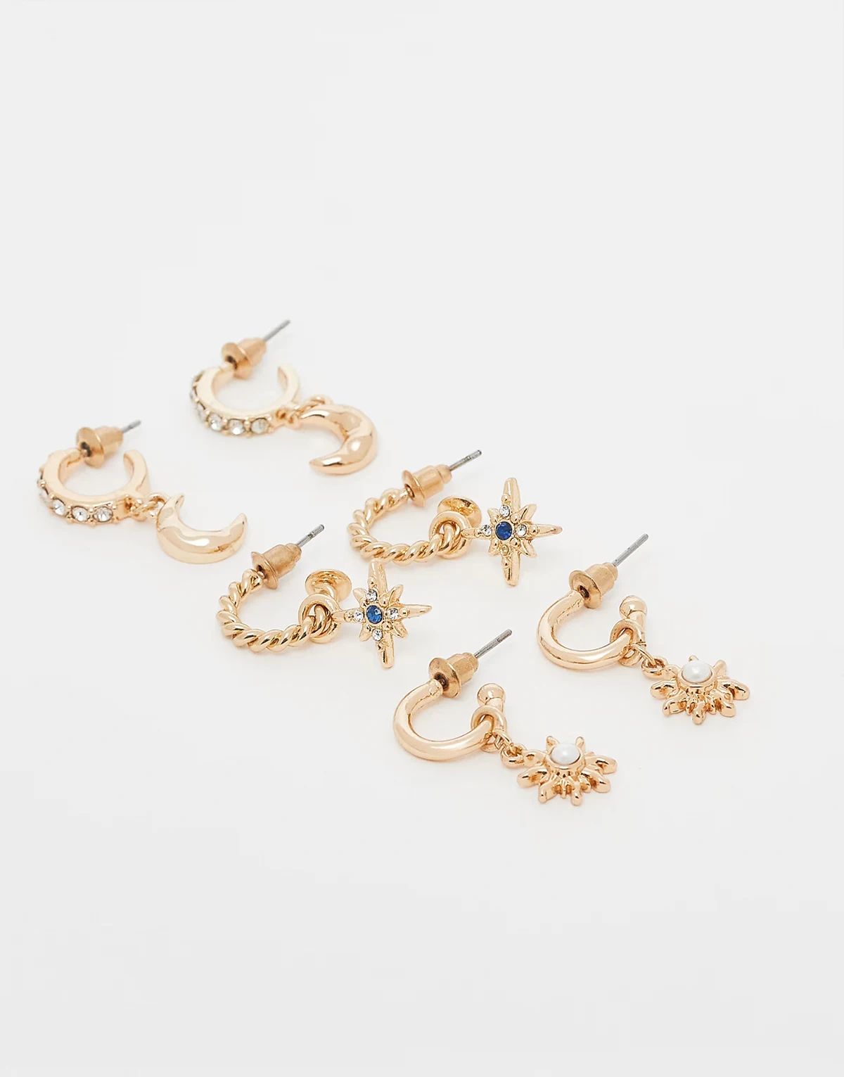 – Zestaw 3 par małych kolczyków-kół w kolorze złota z zawieszkami i perełkami