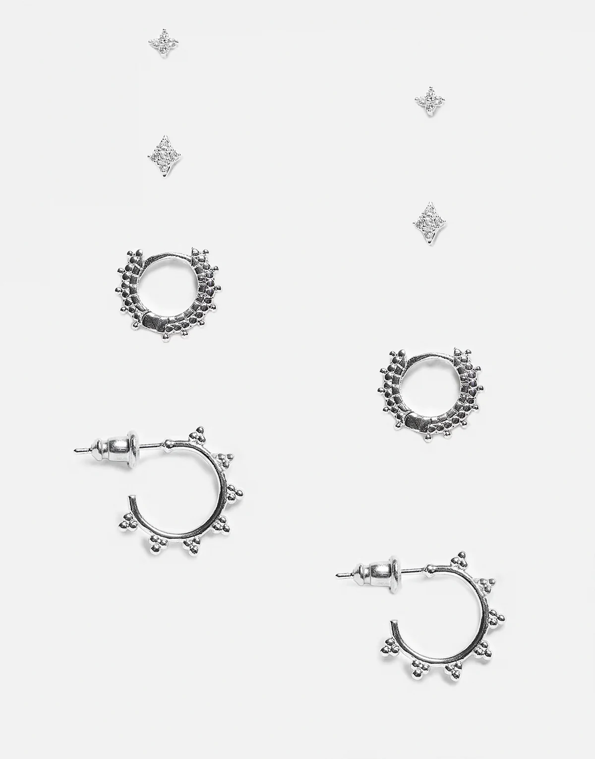 – Zestaw 4 par kolczyków wkrętków ze srebra próby 925 w kształcie kwiatów i z filigranowym wzorem