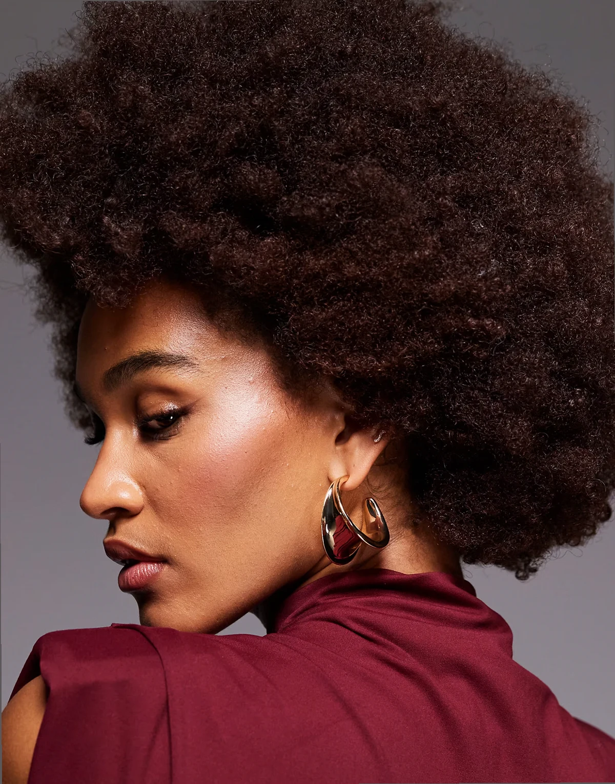 – Viita – Grube kolczyki-koła z efektem stopienia w kolorze złota