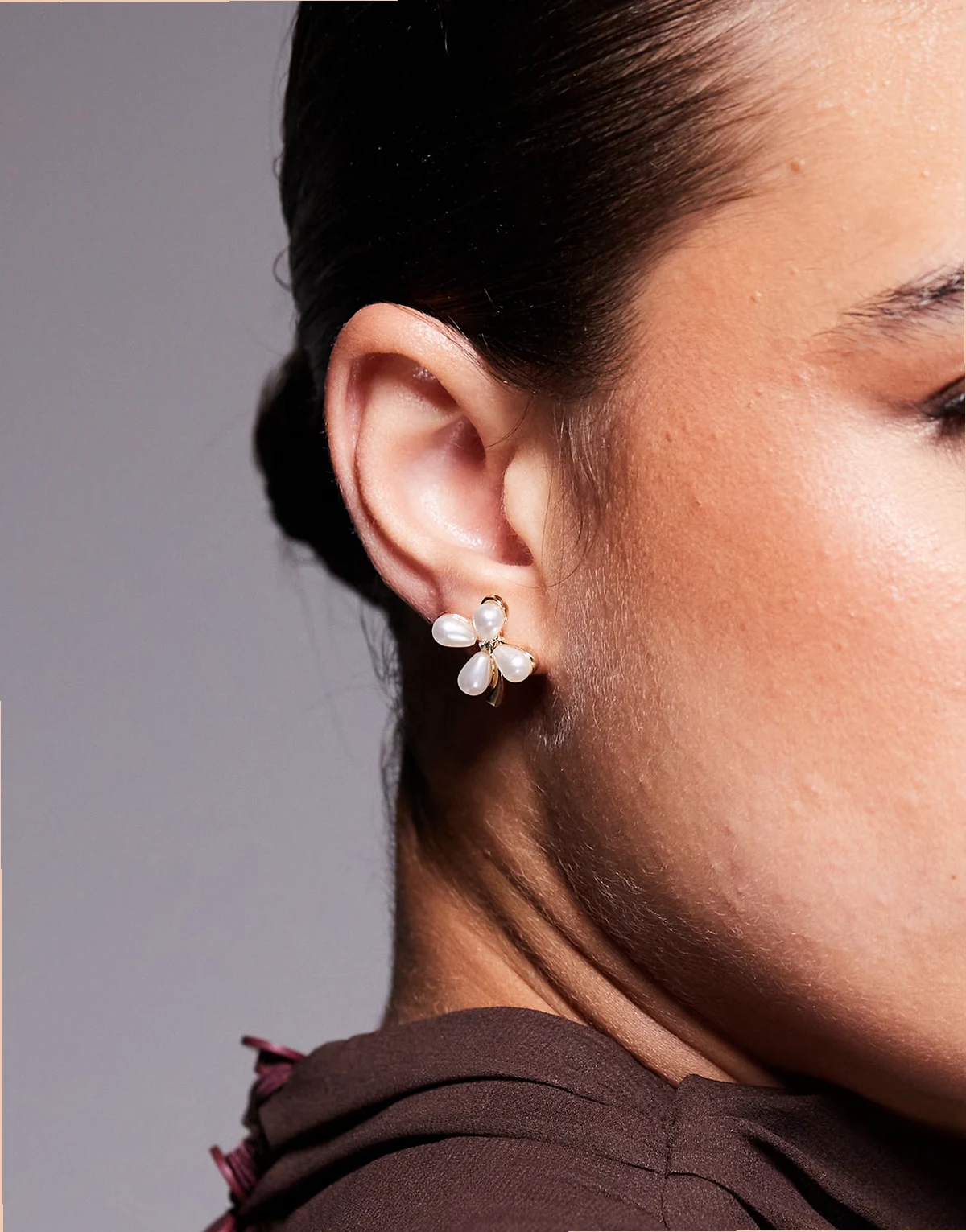 – Ohrstecker in Gold-Optik mit Blumen-Design und Perlenbesatz