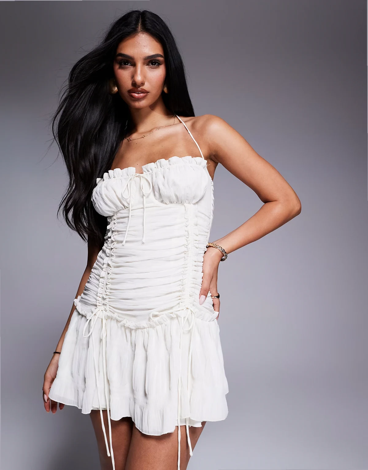 – Minikleid in Weiß mit tiefer Taille, Bindedetail, Rüschen und Chiffon-Besatz