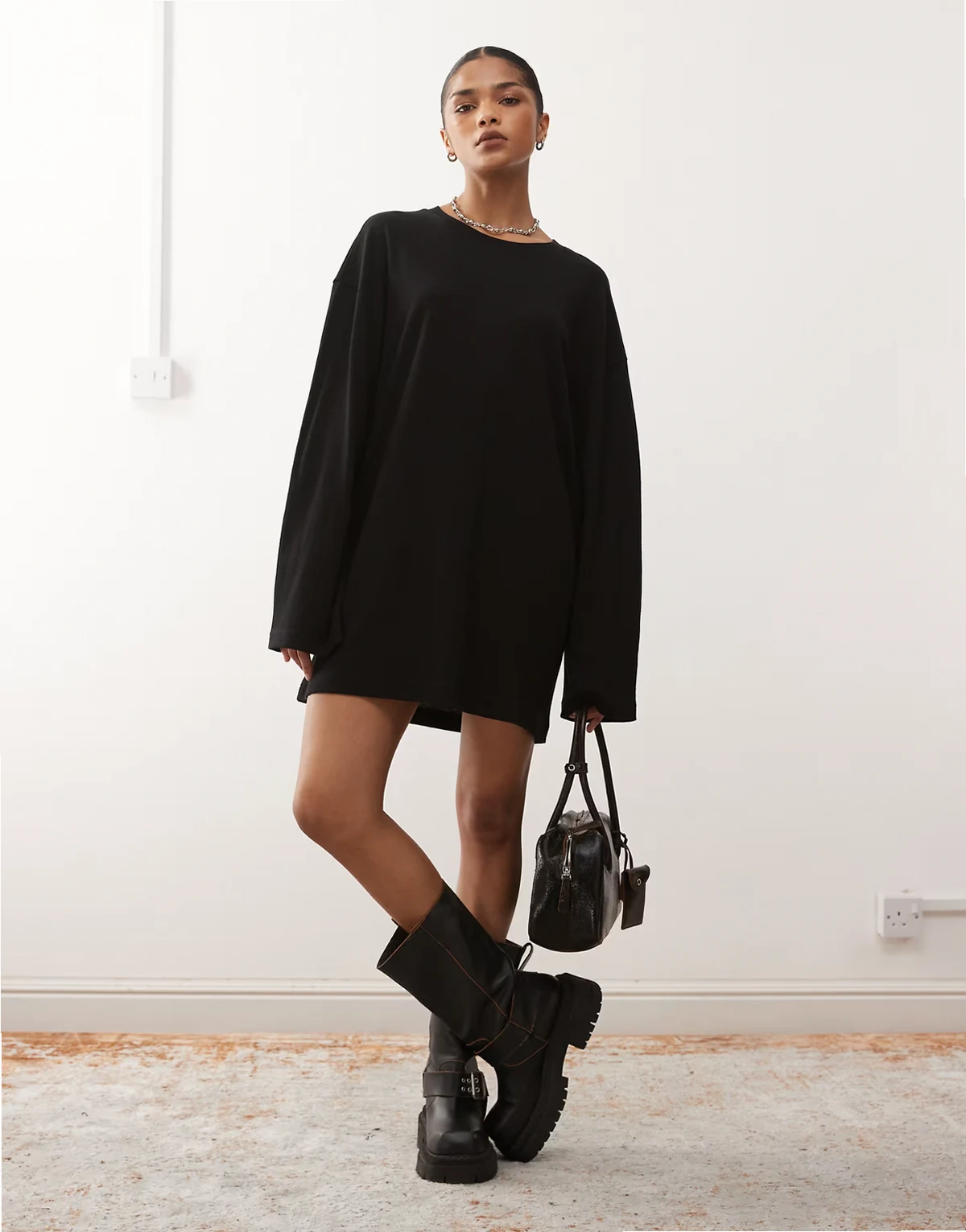 – Langärmliges Oversize-Shirtkleid in Schwarz