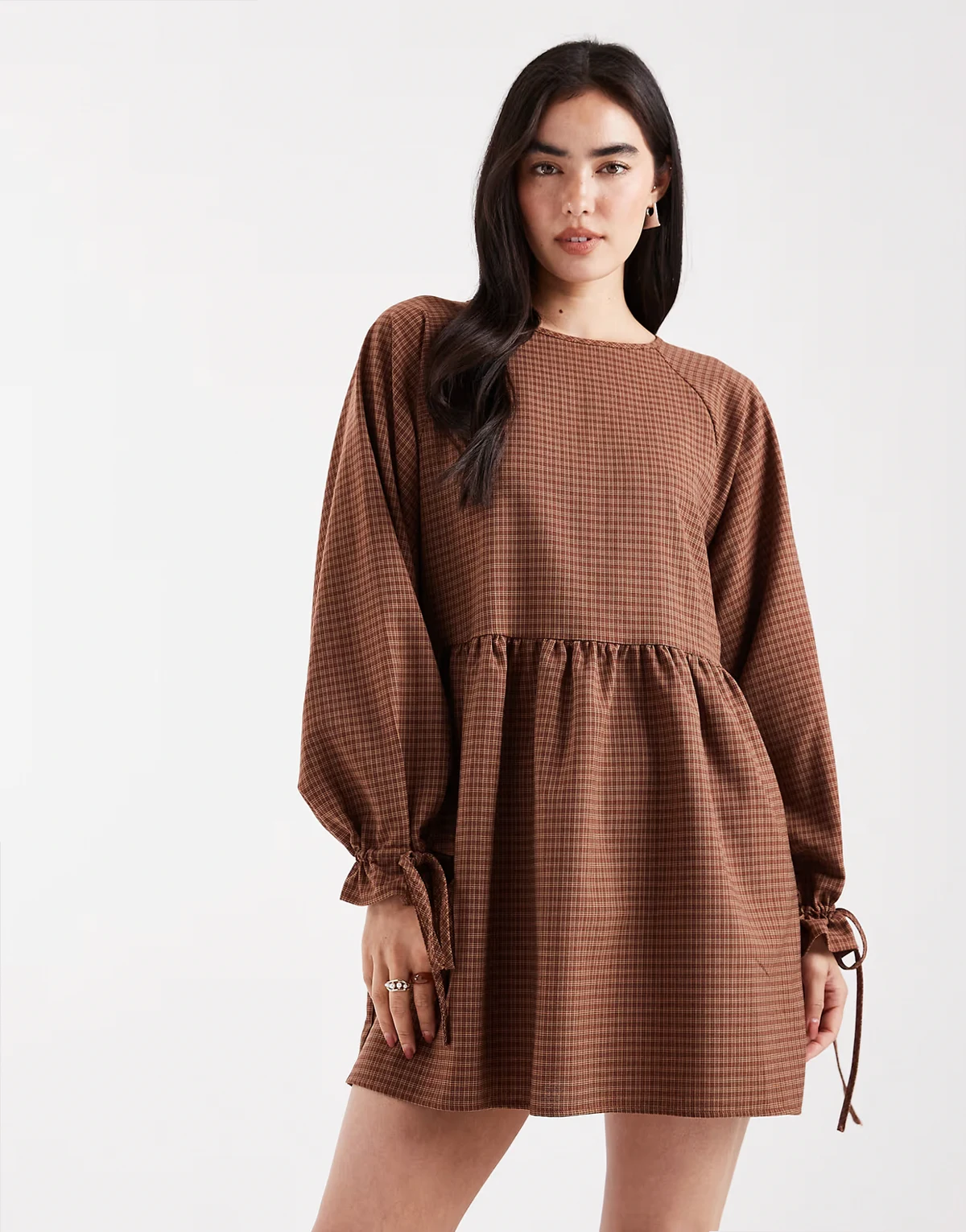 – Luźna sukienka mini w czerwoną kratkę