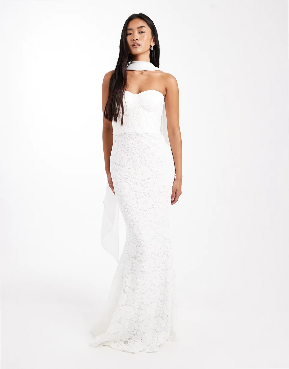 Bridal – Biała koronkowa sukienka maxi z dekoltem bandeau i szalikiem na szyi