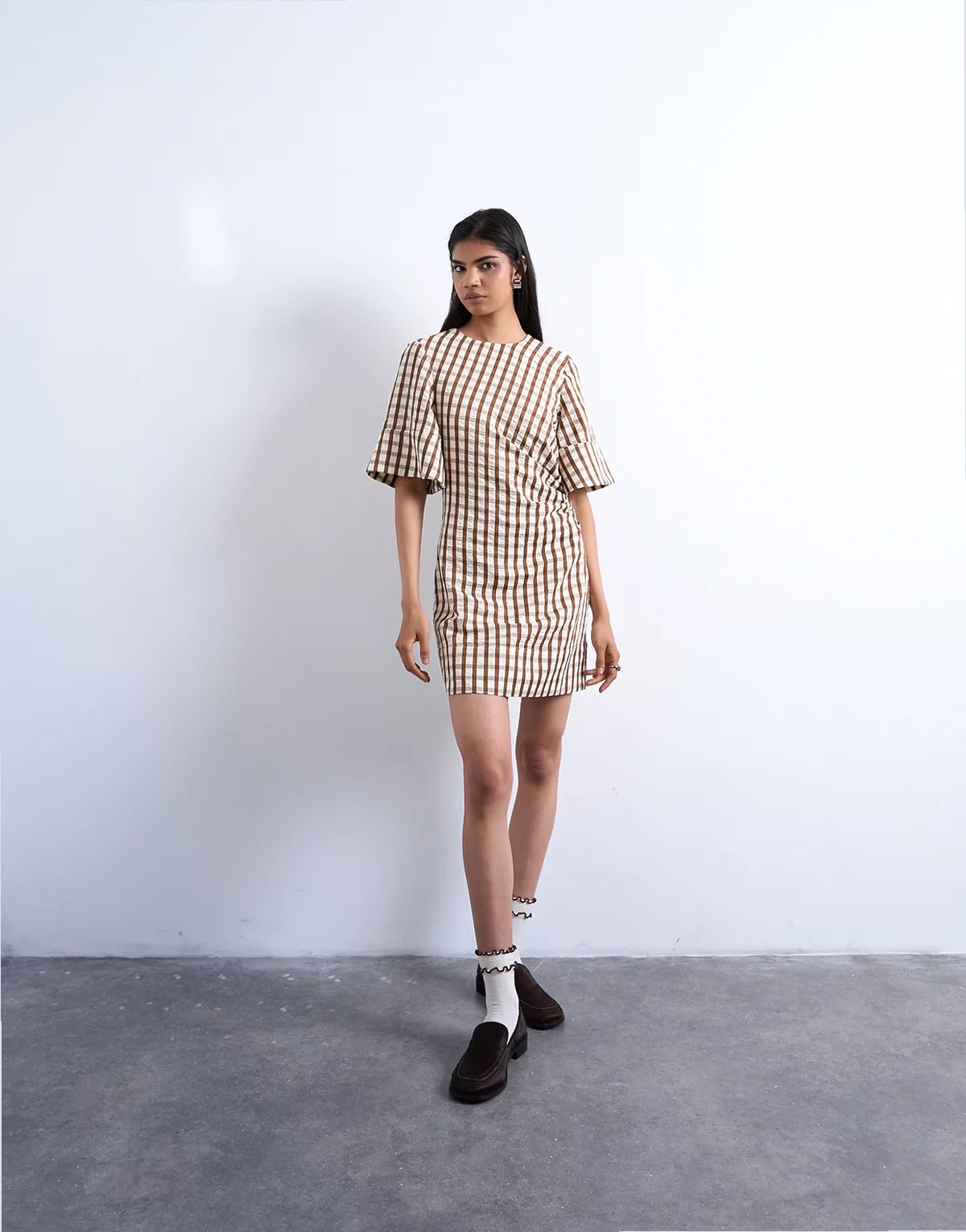 – Sukienka T-shirtowa mini z kory w brązową kratkę