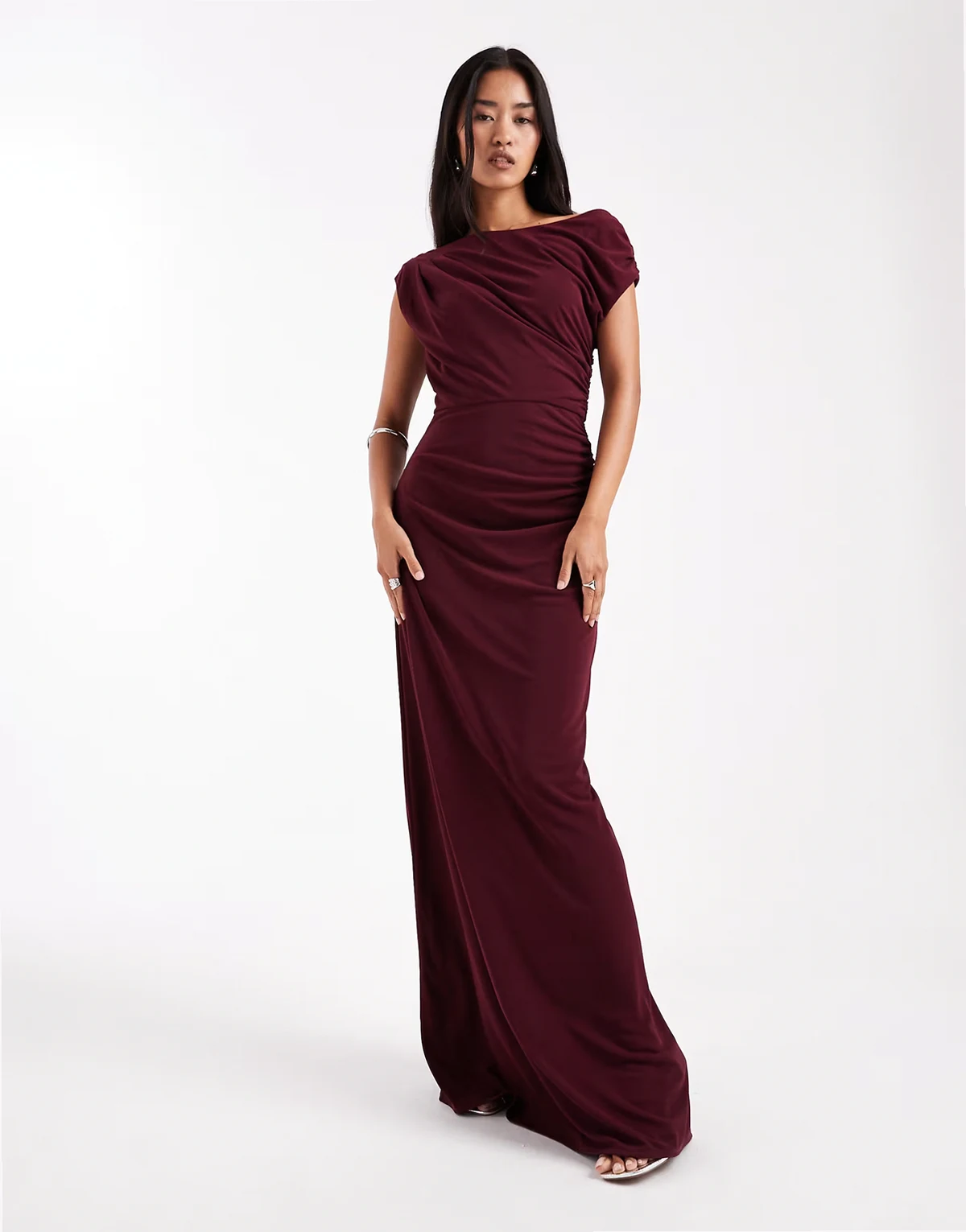 – Bridesmaids – Elastisches Maxikleid in Weinrot mit Raffung und asymmetrischem Schulterdetail