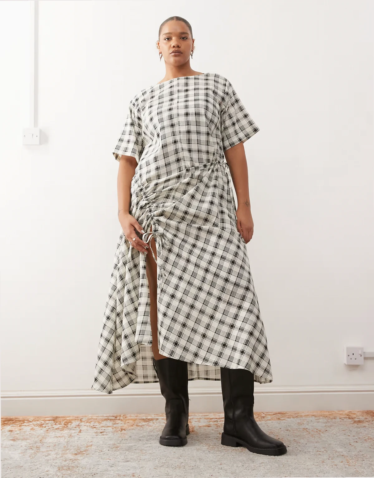 Plus – Maxikleid in Neutral kariert mit mehreren Kordelzügen