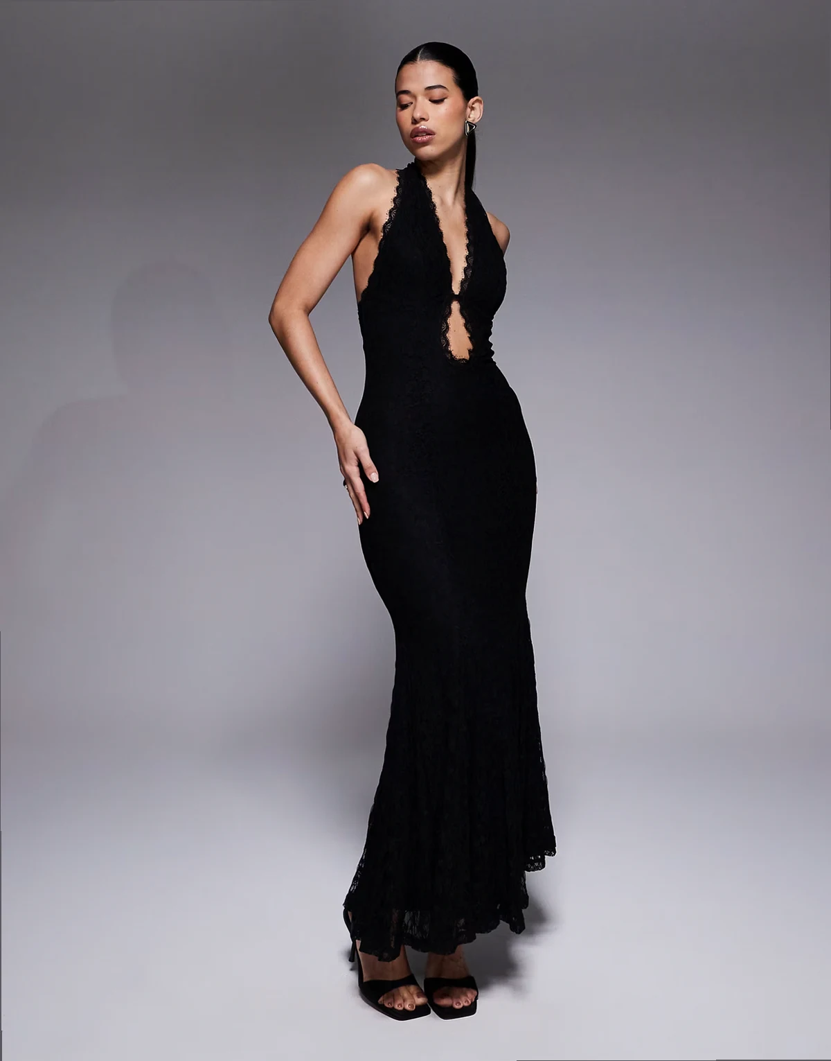 – Tief ausgeschnittenes Neckholder-Maxikleid aus Spitze in Schwarz