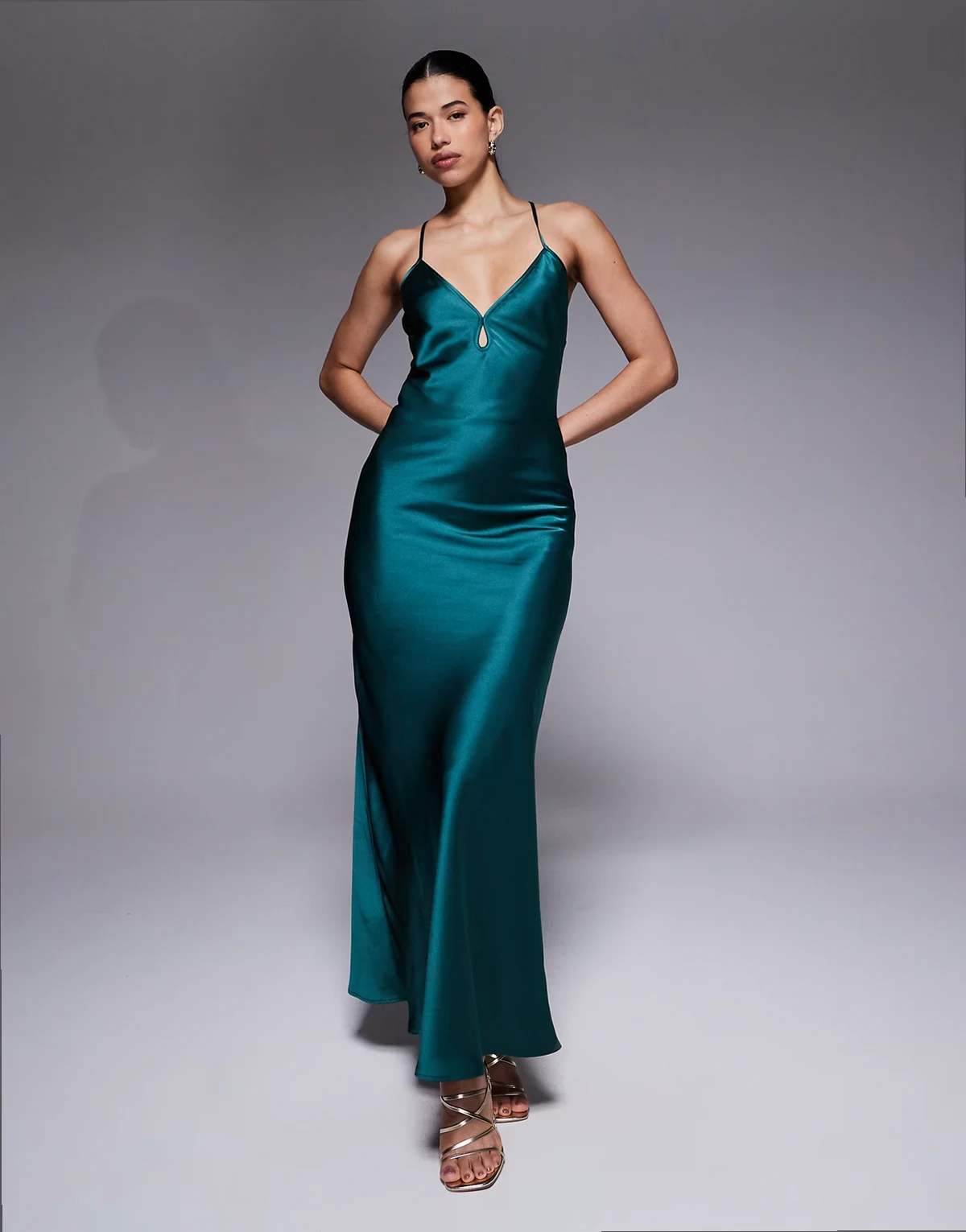 – Satin-Maxikleid mit Schlüssellochdetail und Rückenausschnitt mit Schürdetails in Smaragdgrün