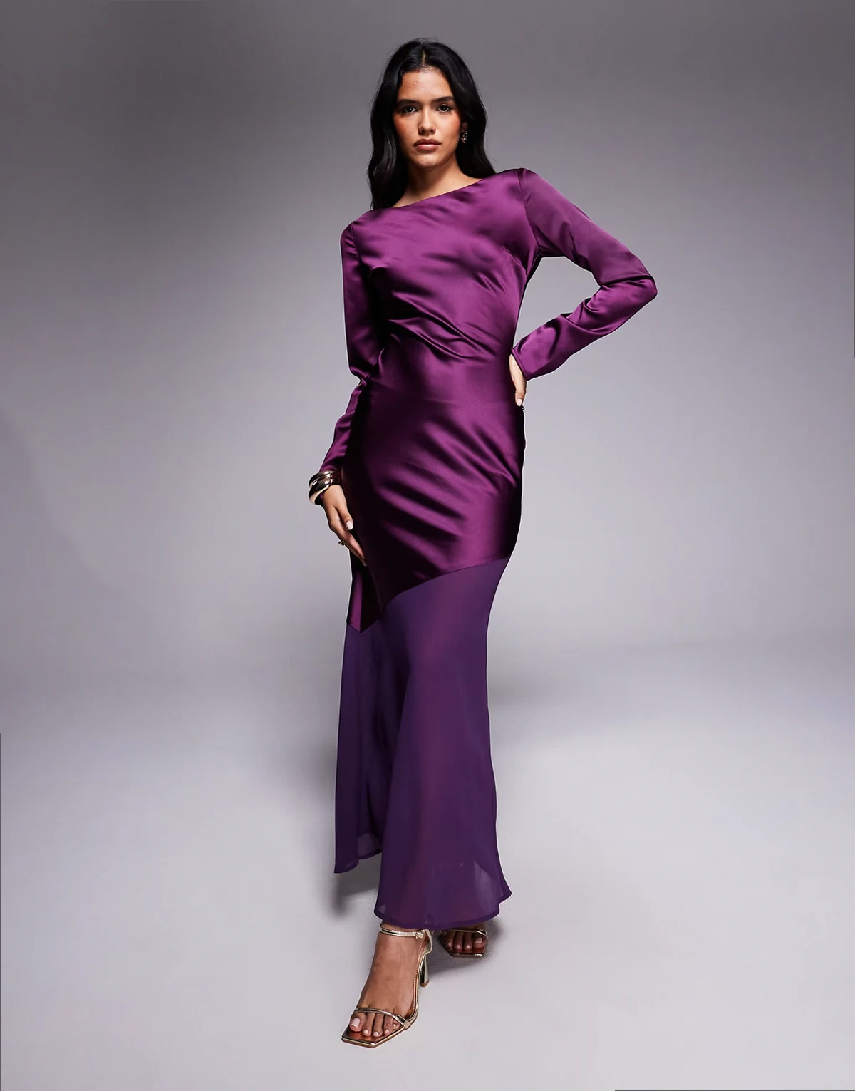 London – Exklusives, langärmliges Maxikleid aus Satin in Lila mit transparentem Saum