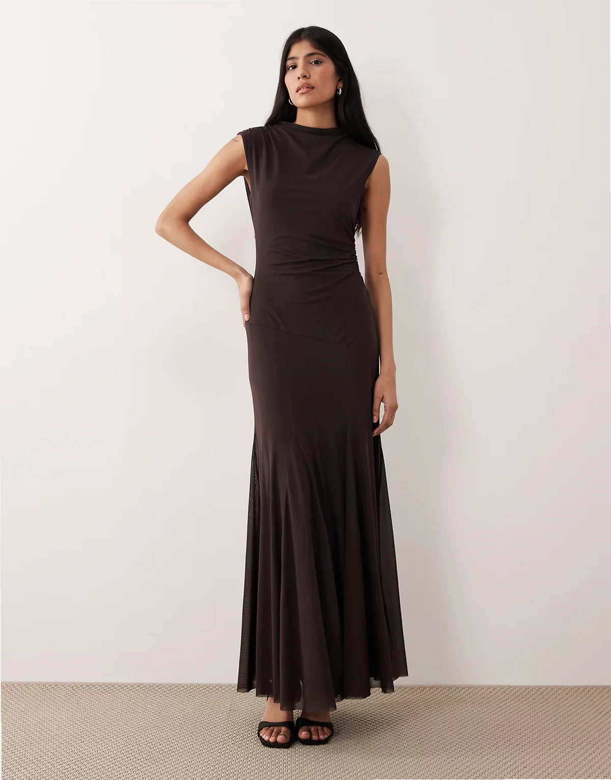 – Maxikleid in Dunkelbraun mit tiefer Taille