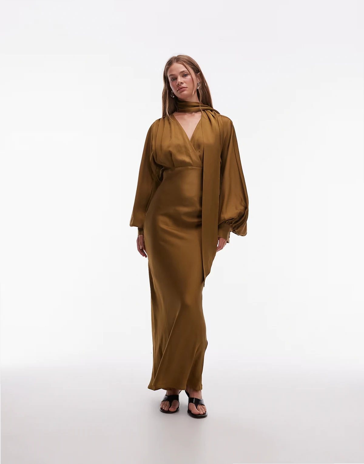 – Midaxi-Kleid aus Satin in Braun mit tiefem V-Ausschnitt und abnehmbarem Schal