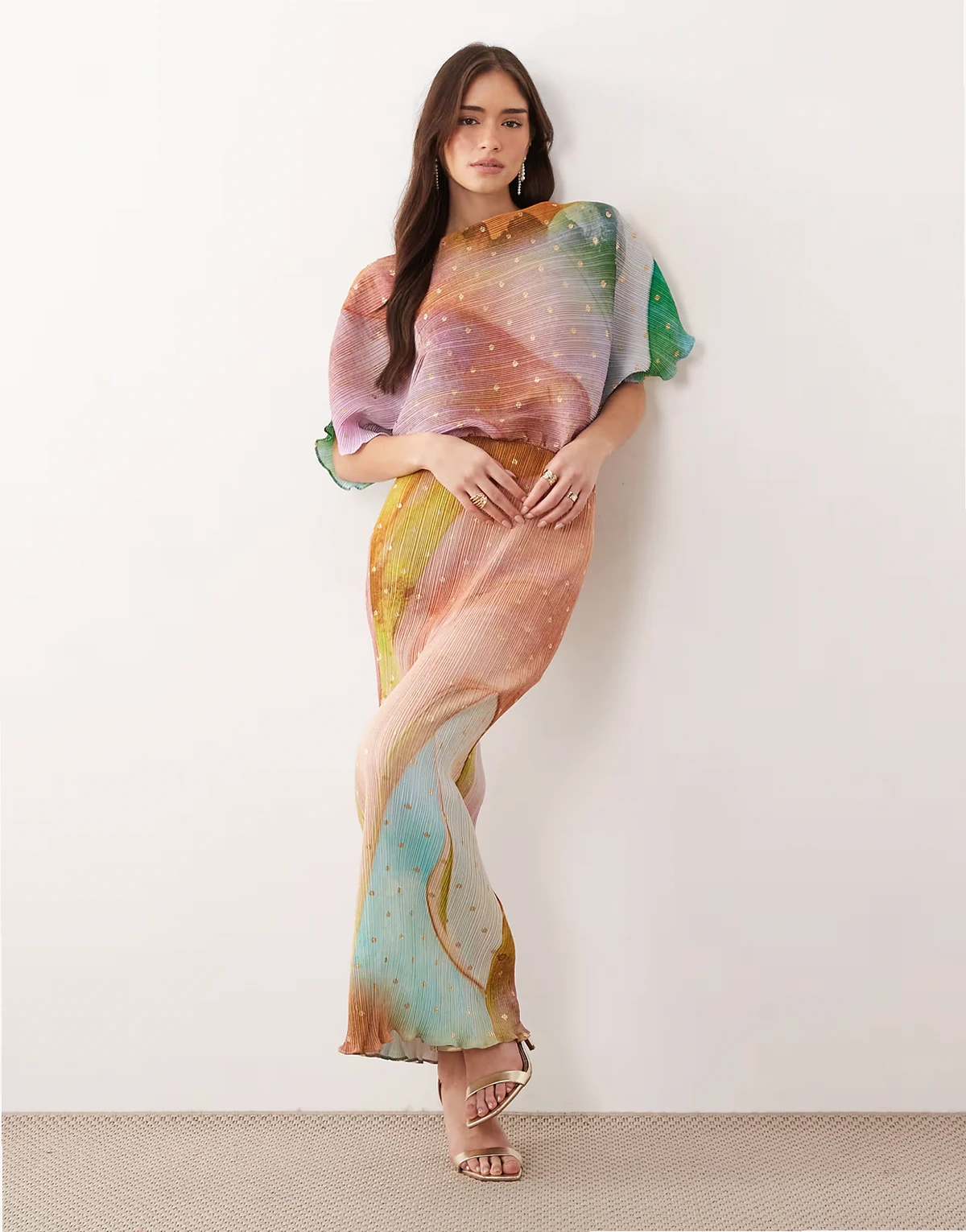 – Tilly – Plisowana sukienka maxi z odkrytymi ramionami w abstrakcyjny wzór ombre ze złotym foliowanym nadrukiem