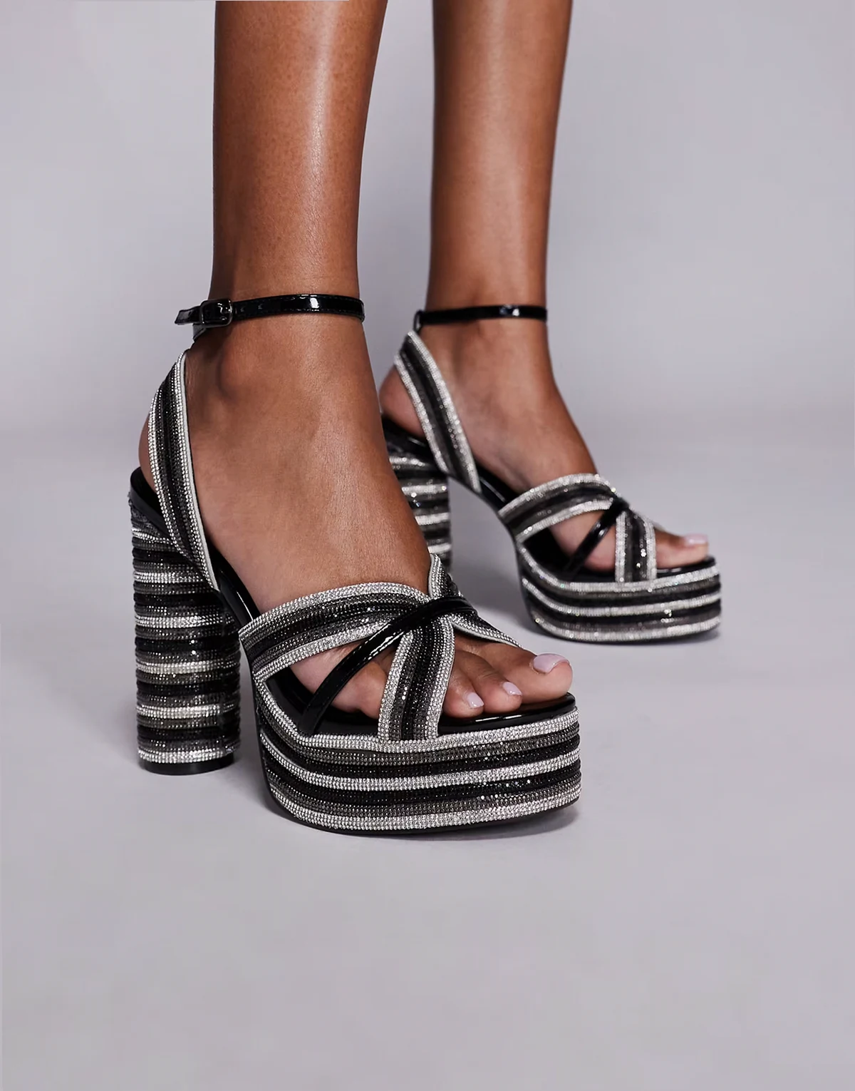 – Kinslee – Verzierte Sandalen in Schwarz und Weiß mit Plateausohle