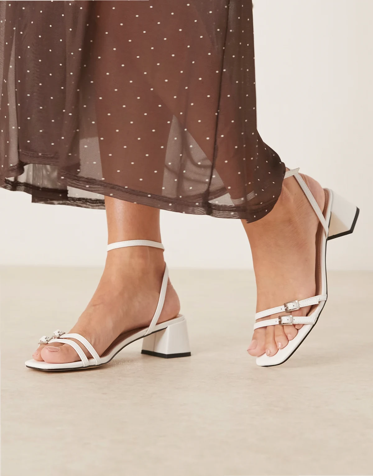 – Zinia – Sandaletten in Weiß mit niedrigem Blockabsatz und Schnallendetail