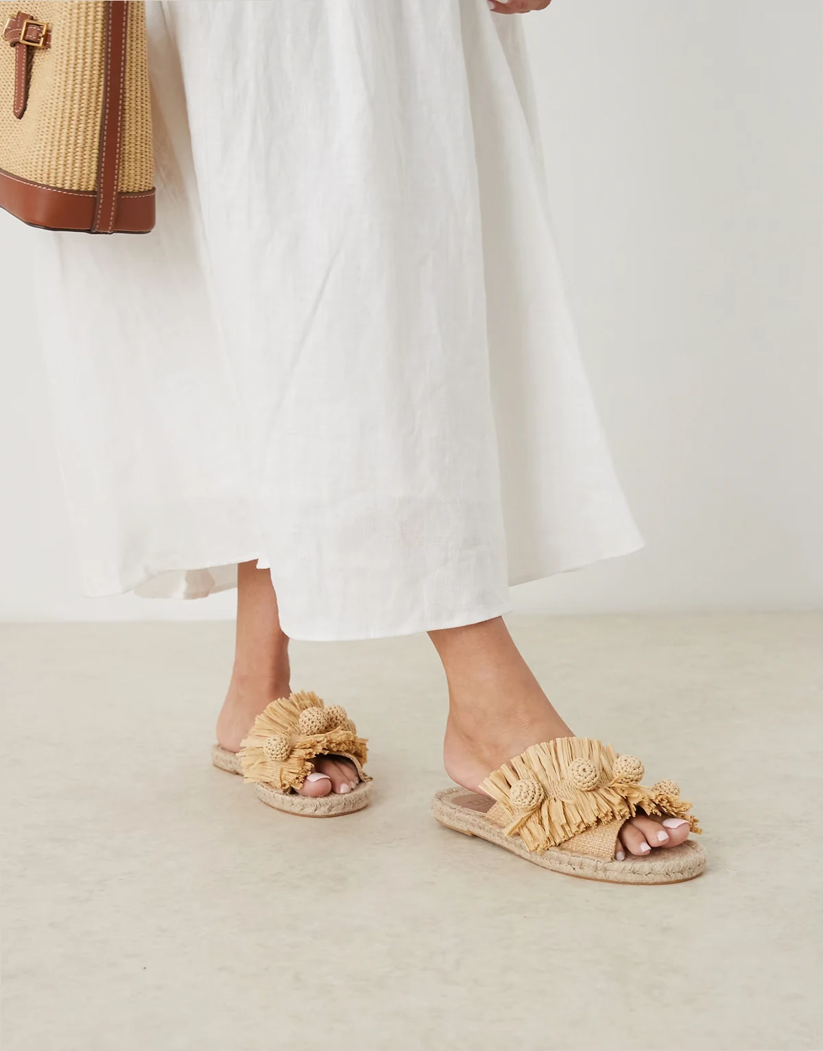 – Jovie – Espadryle bez pięt z rafii w kolorze naturalnym z pomponami