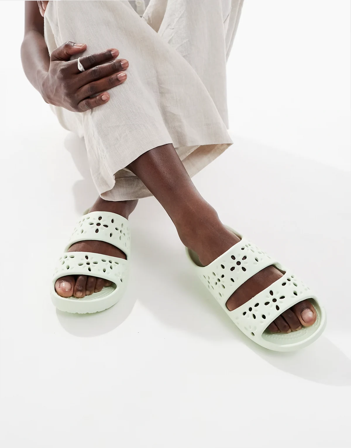 Classic – Jasnozielone sandały z wycięciami w kształcie kwiatków