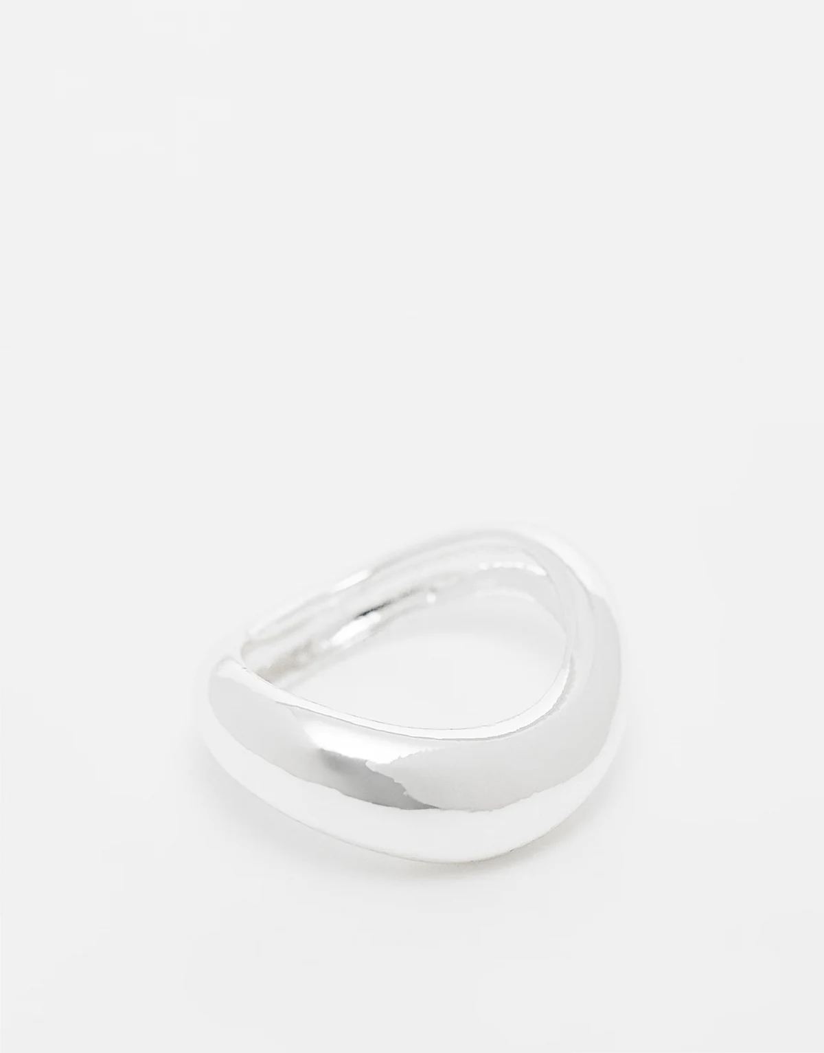 – Wellenförmiger, versilberter Ring