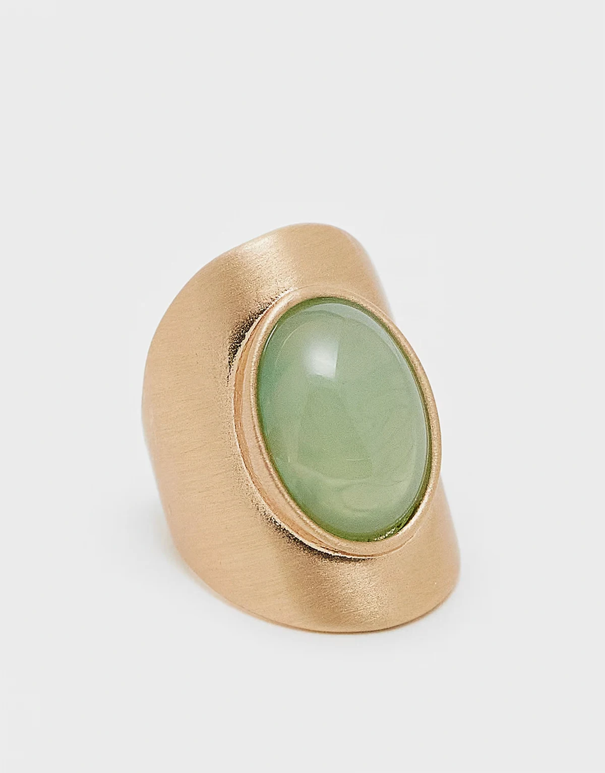 – Breiter Ring in gebürsteter Goldoptik mit Kunststein in Salbeigrün