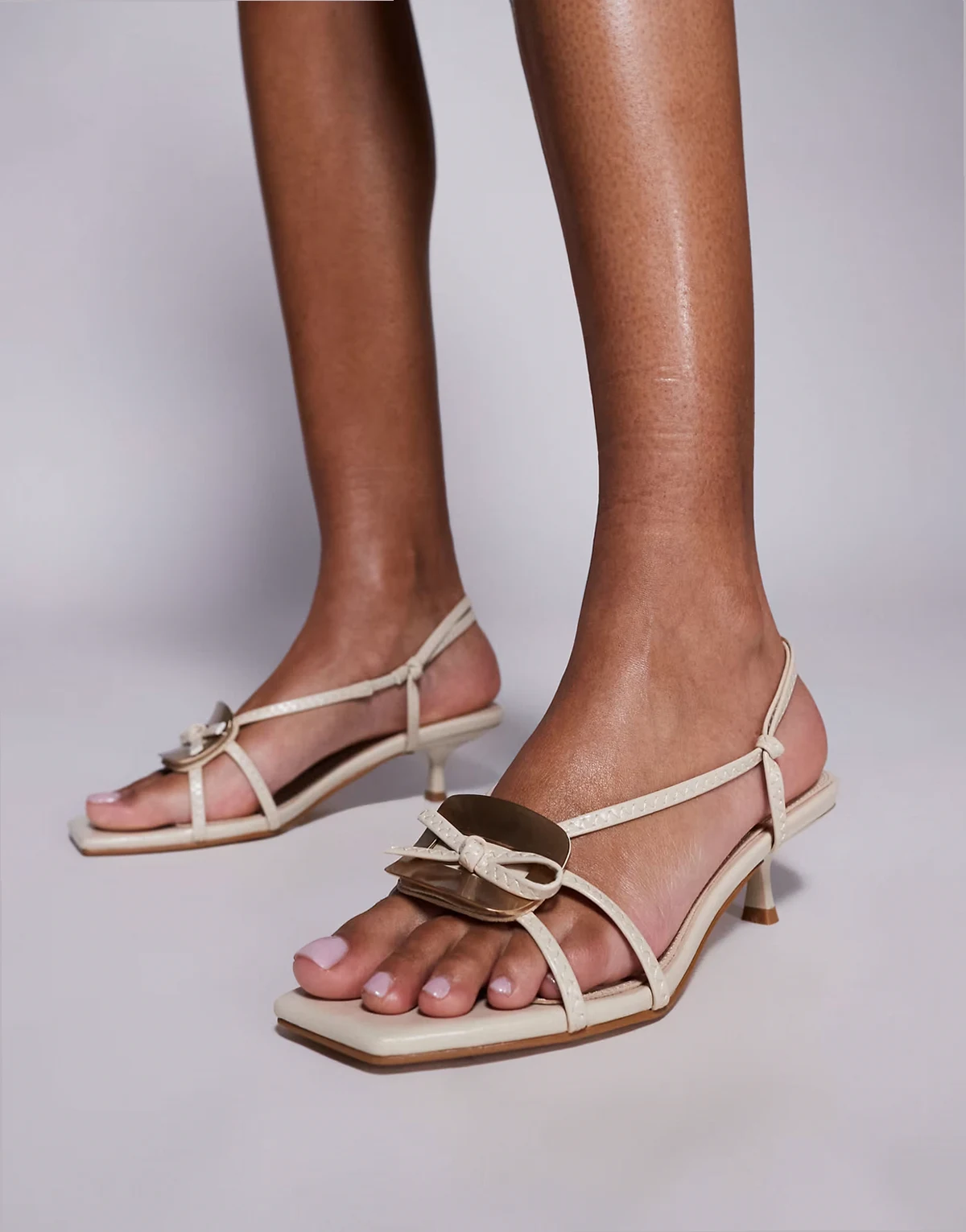 SIMMI London Wide Fit – Heiti – Jasnobeżowe buty z pasków na obcasach kaczuszkach z kwadratowymi noskami