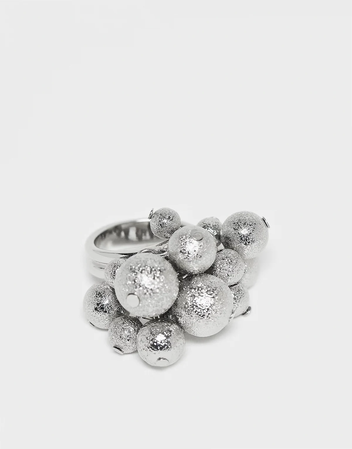 – Silberfarbener Ring mit Kugelanhängern und Strass