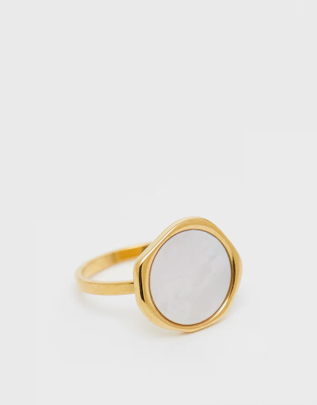 pearl ring in 18kt gold plated stainless steel