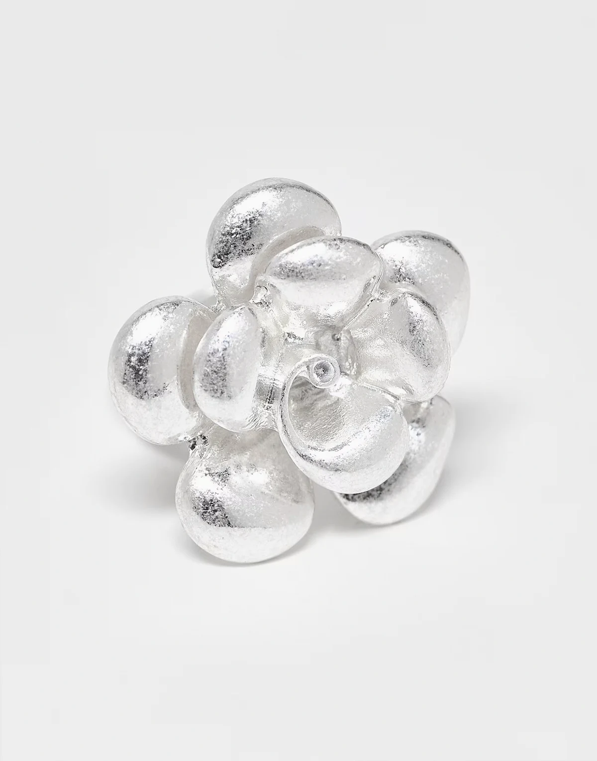 ASOS DESIGN Curve – Markanter Ring in Silberoptik mit Blumendesign