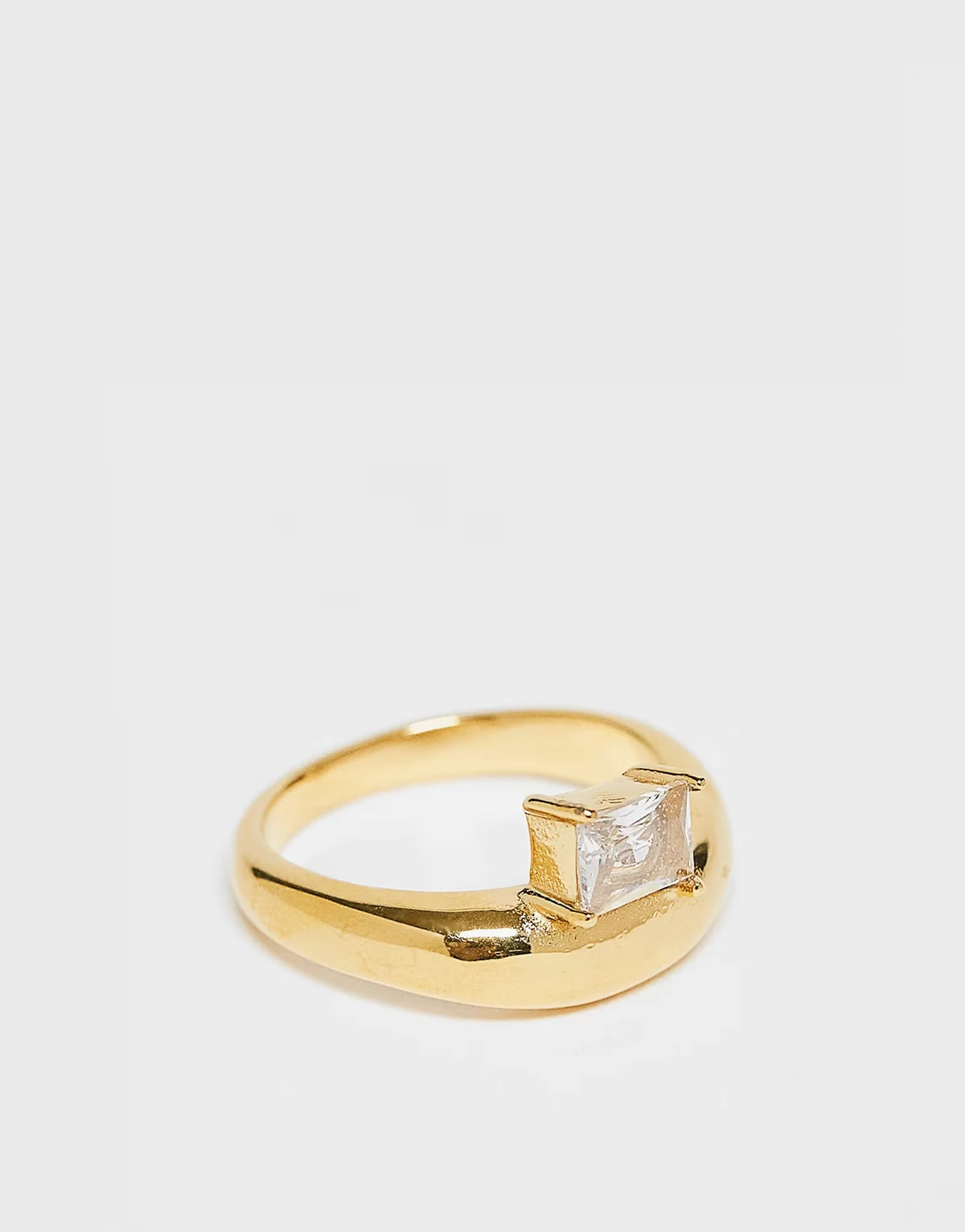ASOS DESIGN Curve – Goldfarbener Ring aus Edelstahl im Vintage-Stil mit eingefasster Steinverzierung
