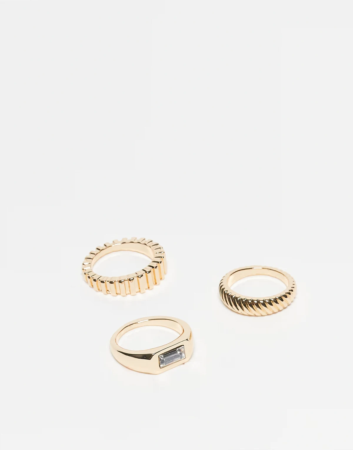 – Multipack Ringe in Gold-Optik mit horizontalem Siegel-Steinbesatz und geriffeltem Design