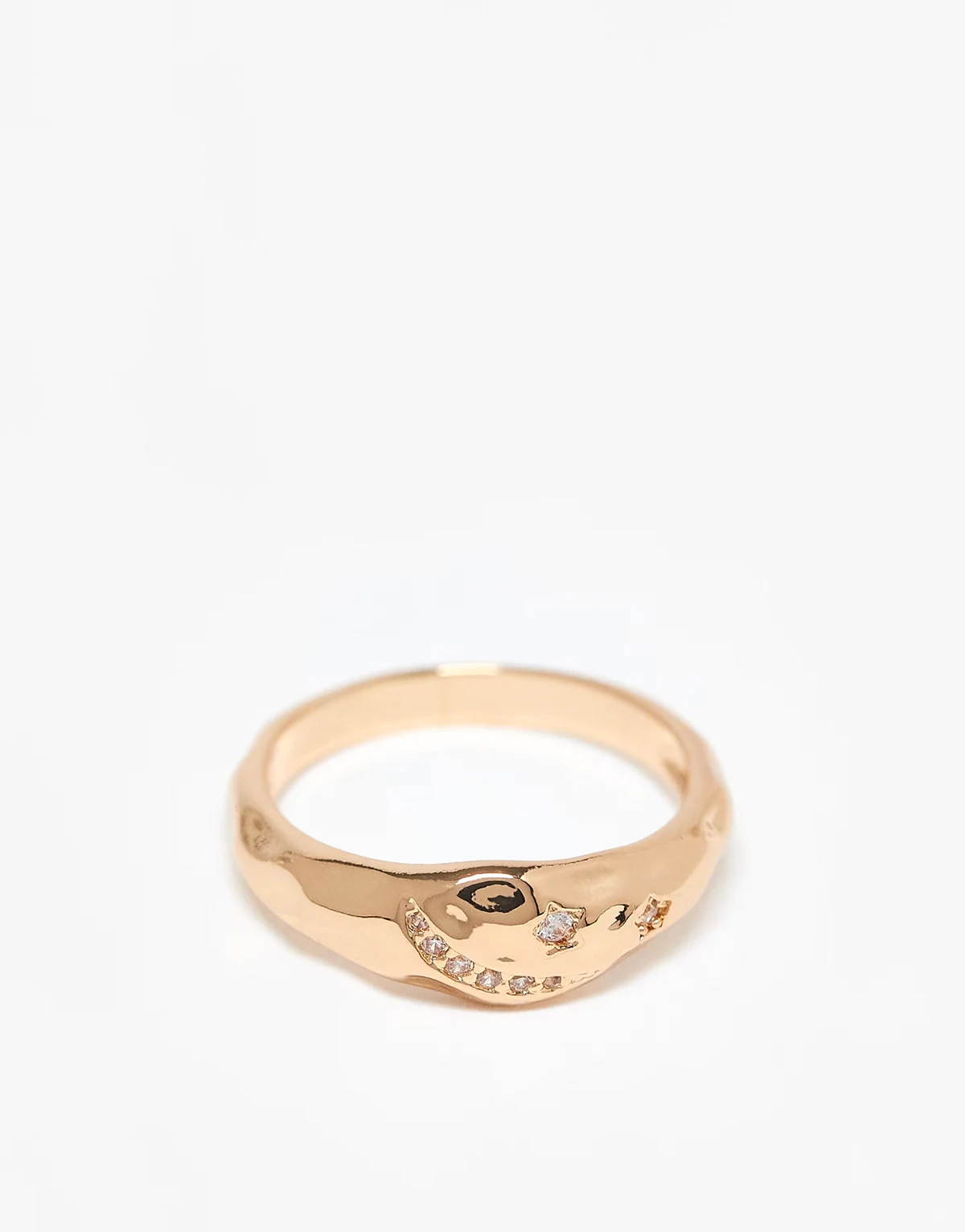 – Goldfarbener Ring in geschmolzener Optik mit Zirkonia-Schmucksteinen