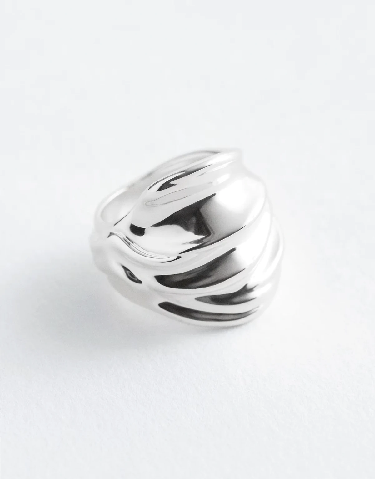 – Großer Ring in Silberoptik mit gebogenem Design