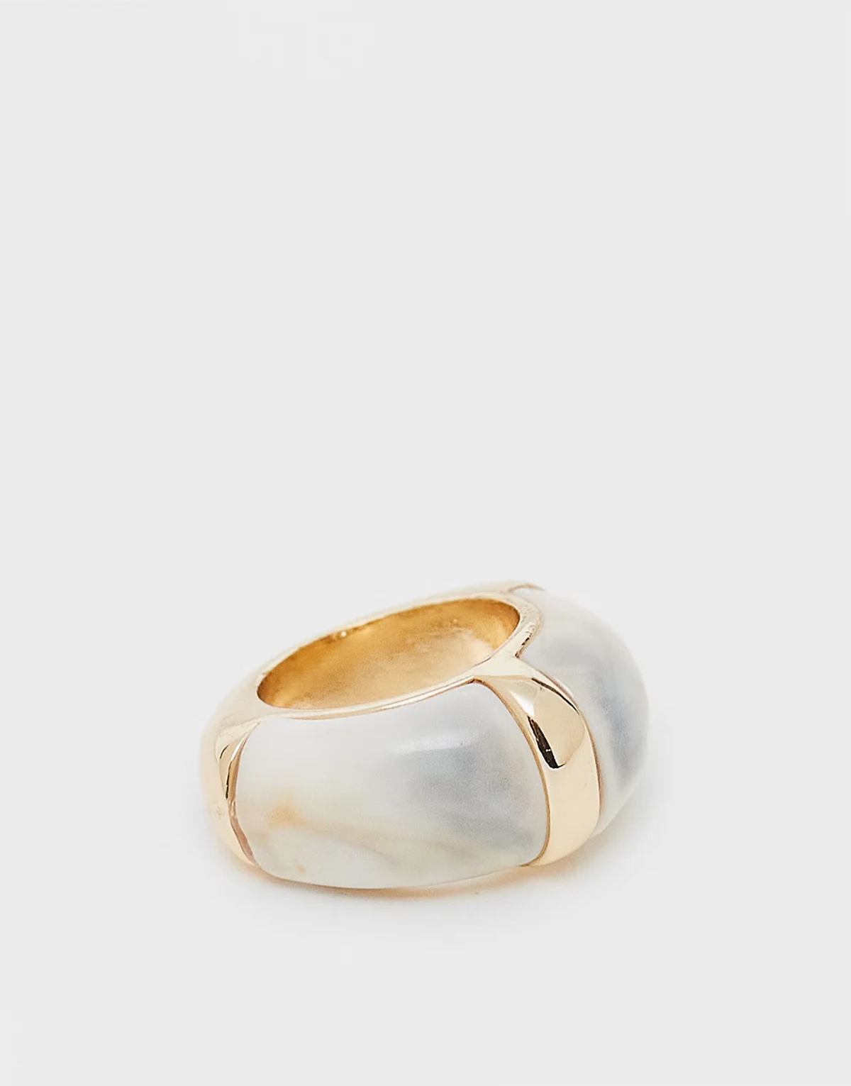 – Breiter Ring in Goldoptik mit cremefarbenem Schmuckstein-Inlay