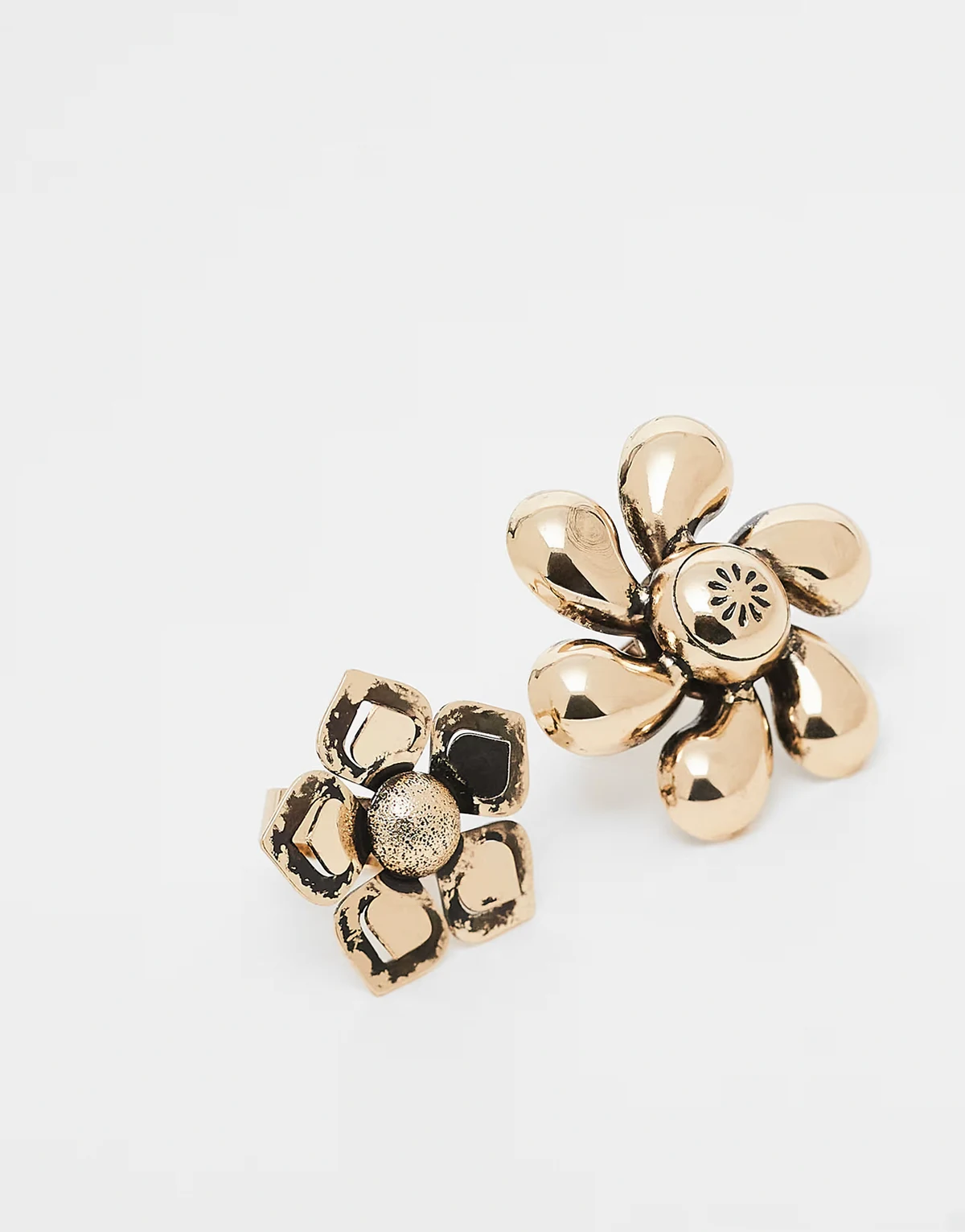 – Übergroßen Ringe in brünierter Goldoptik mit Blumenmotiv, 2-er Pack