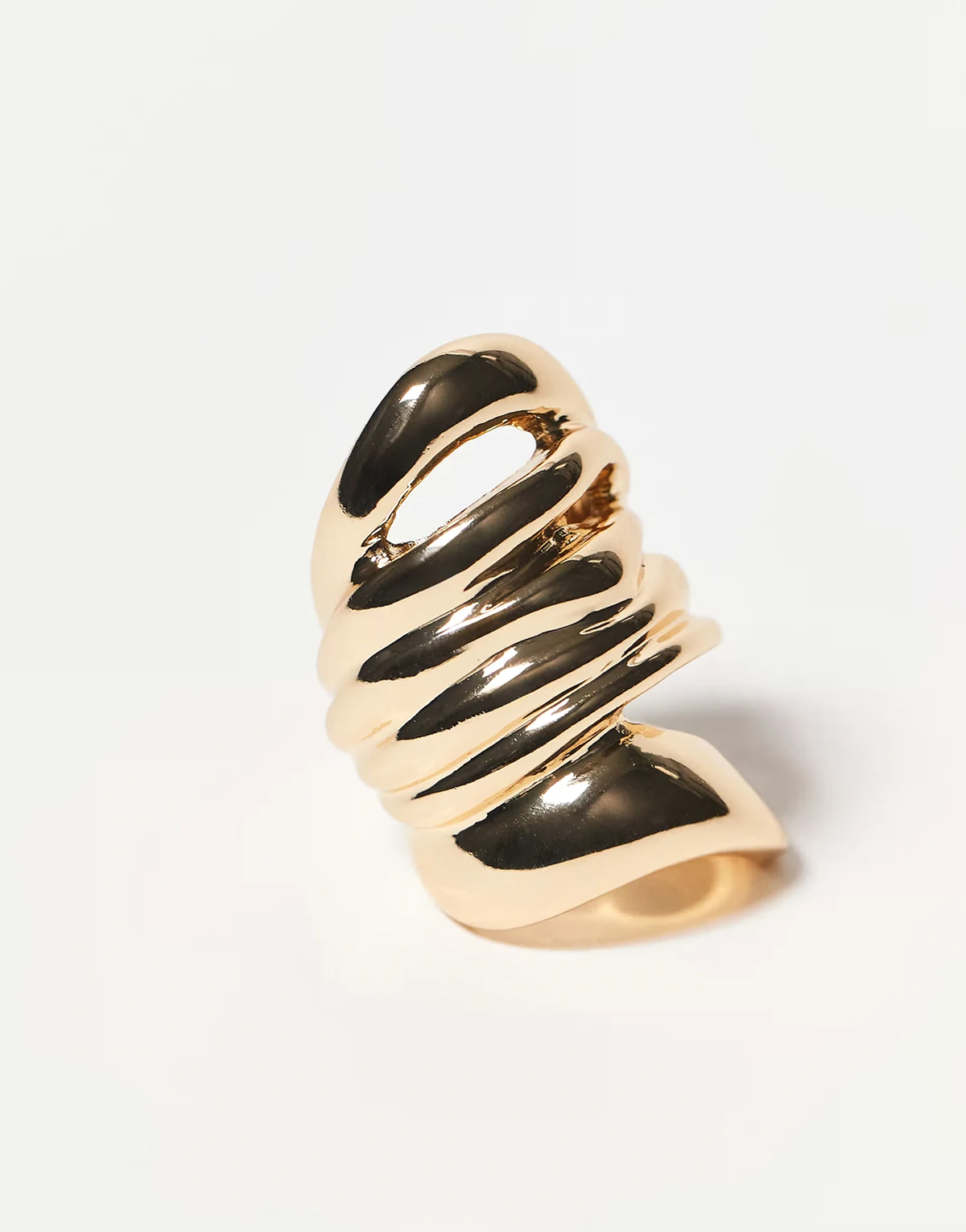 – Goldfarbener Ring mit Wickeldesign