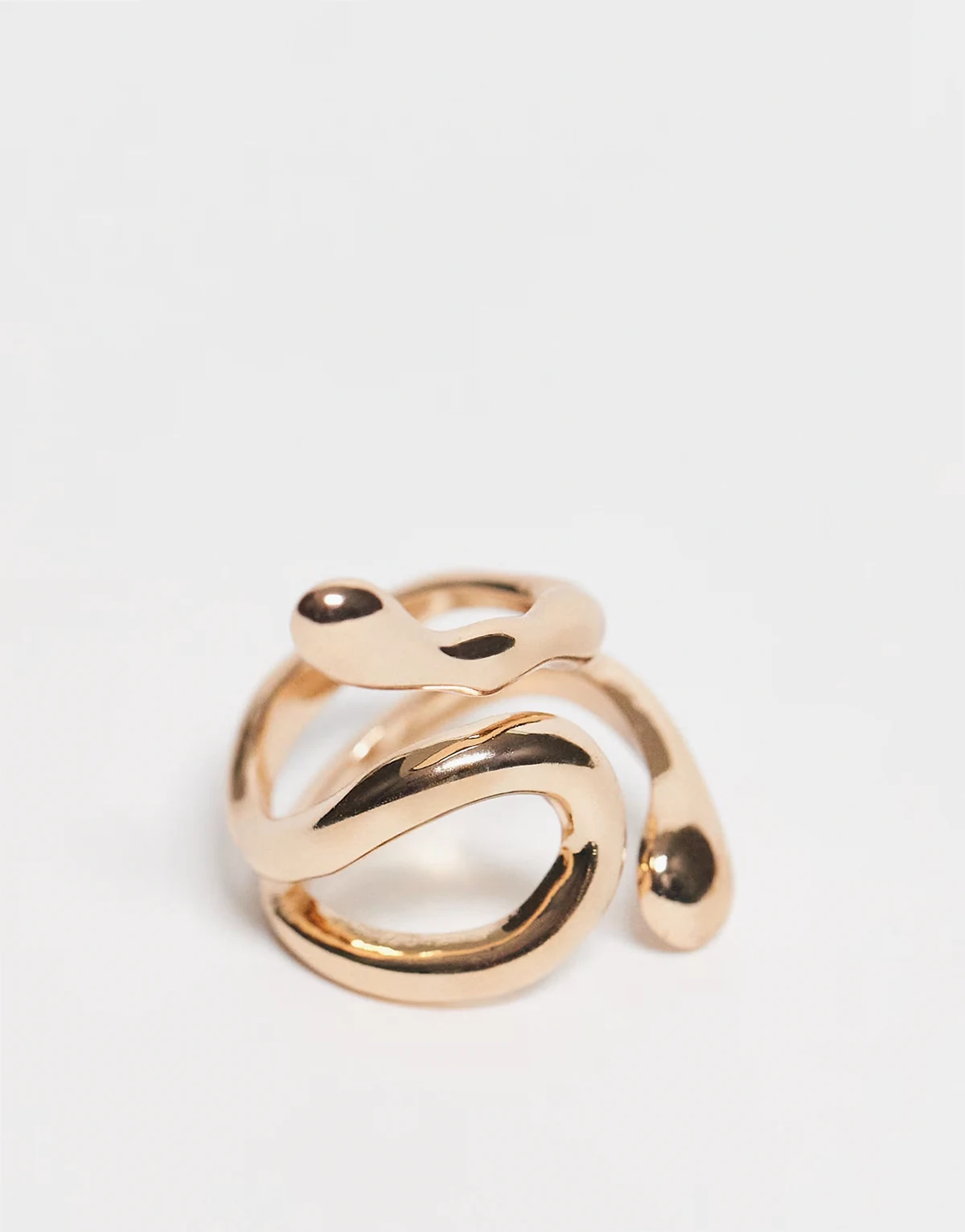 – Goldfarbener Ring mit abstraktem Design
