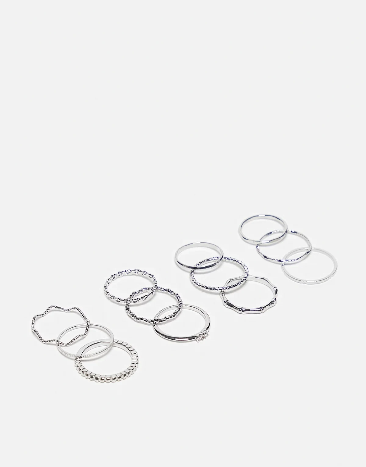 – 12er-Pack silberne Ringe mit verdrehtem und eingraviertem Design im