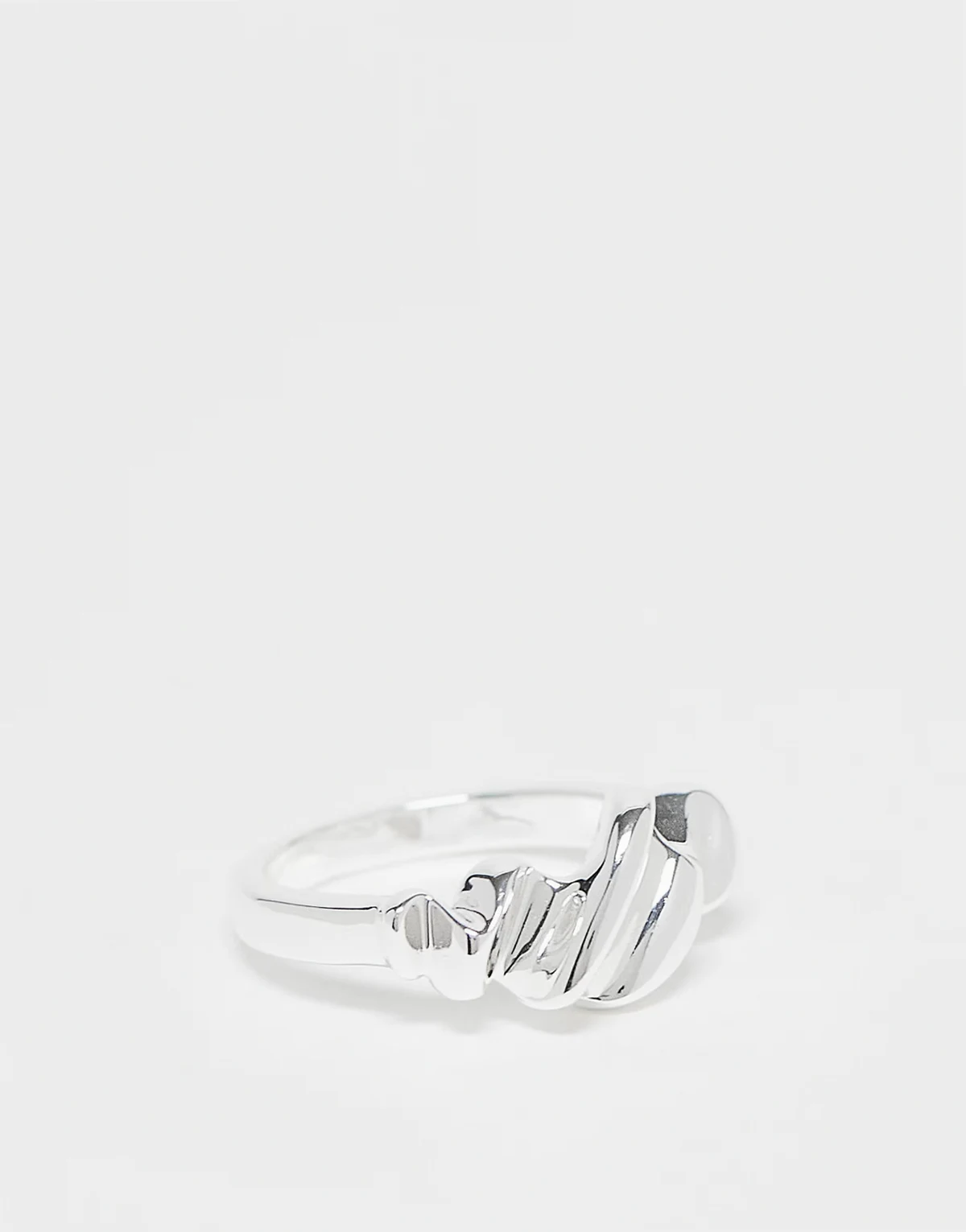 – Schmaler Ring in Silber mit verdrehtem Detail