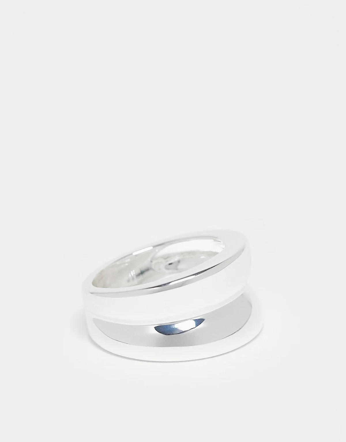 – Breiter, geformter Ring in Silberoptik