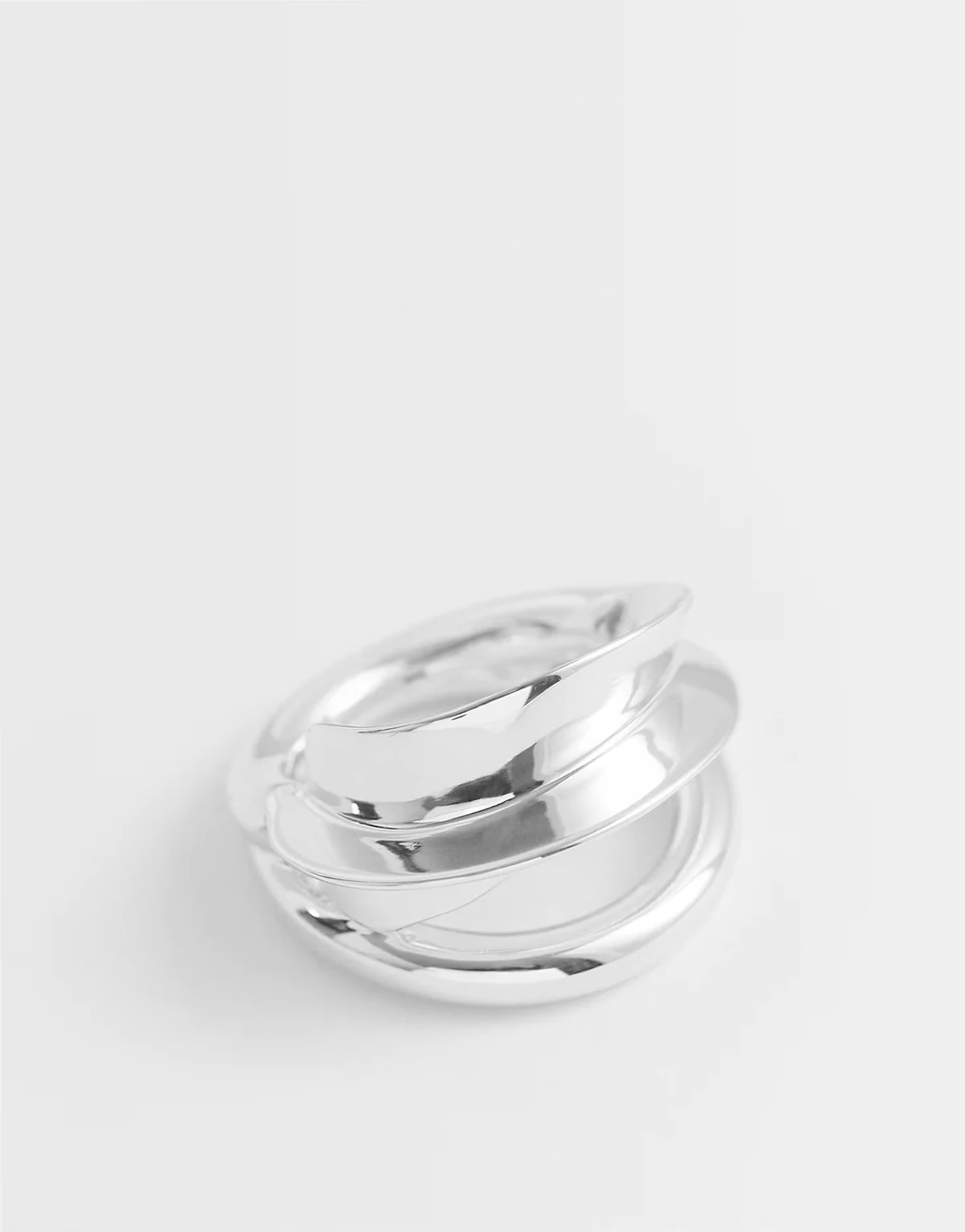 – Breiter, geformter Ring in Silberoptik