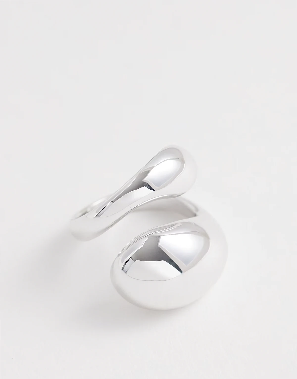 – Breiter, geformter Ring in Silberoptik