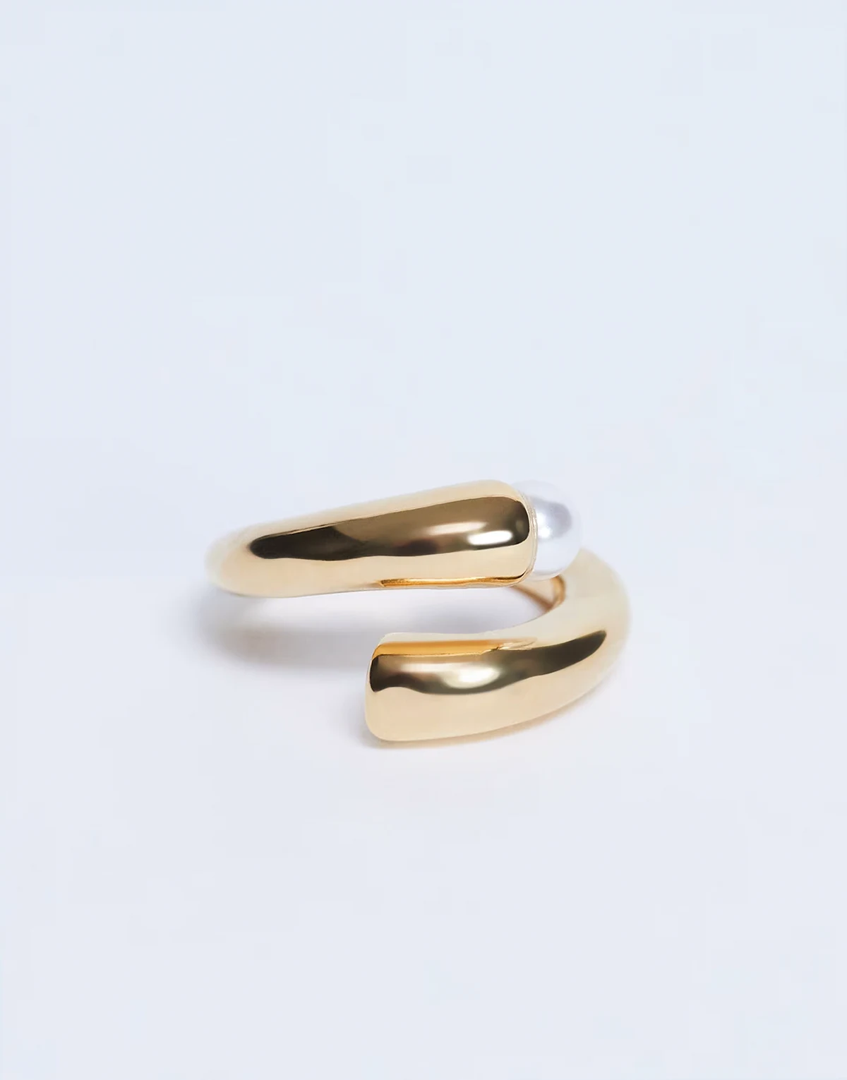 – Rachel – Goldfarbener Ring aus Edelstahl mit Perlenverzierung