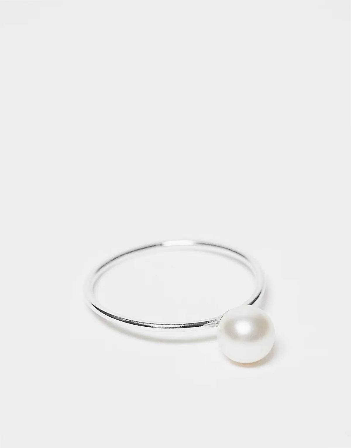 – Pierścionek w odcieniu srebra z perłą