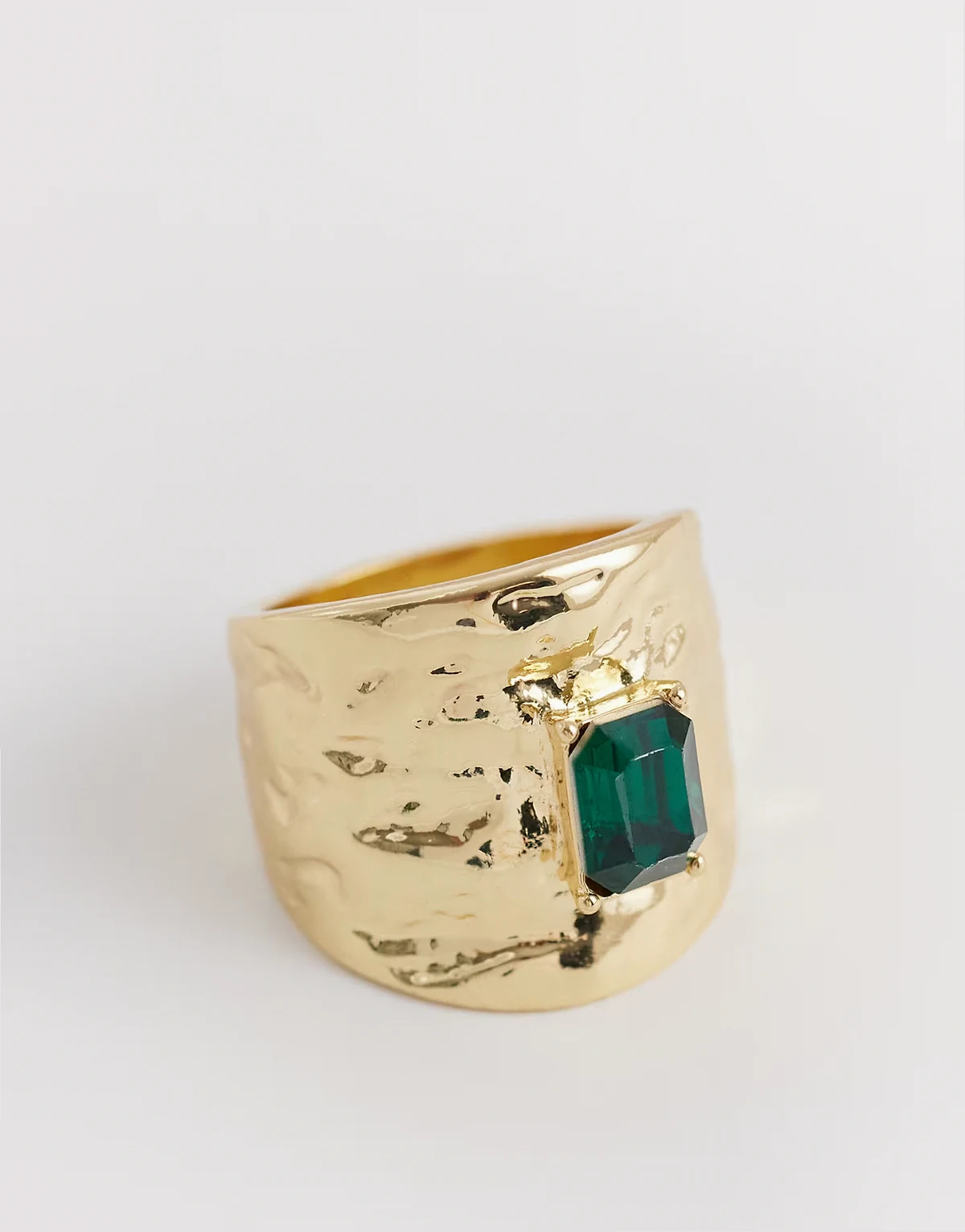 – Breiter Ring in Goldoptik mit gehämmertem Design und grünem Stein